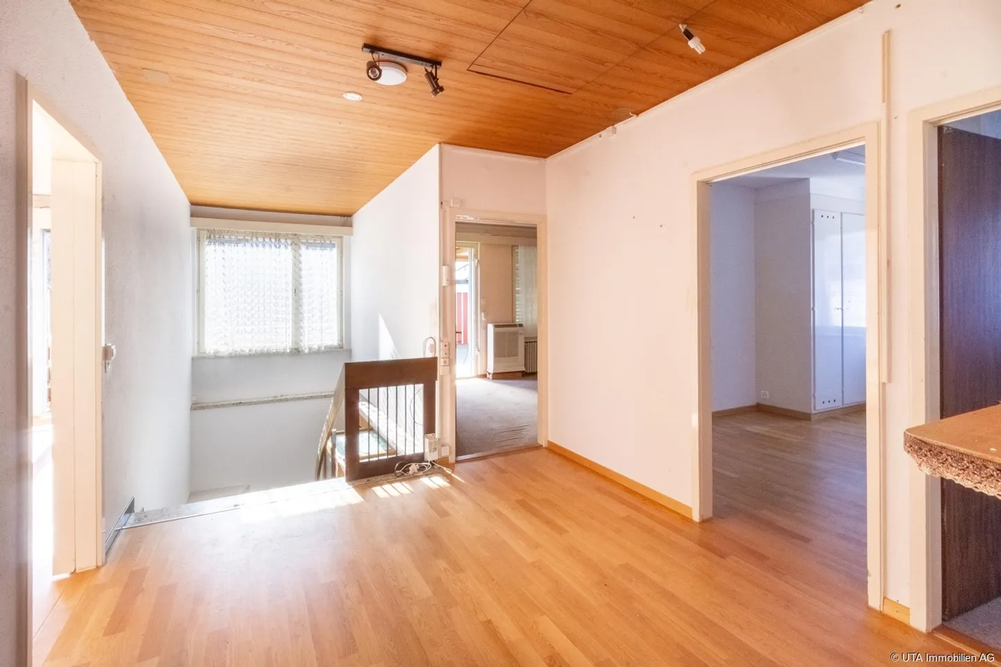 Single-family house with workshop and storage areas, ideal for living and working - Photo 4 of 13