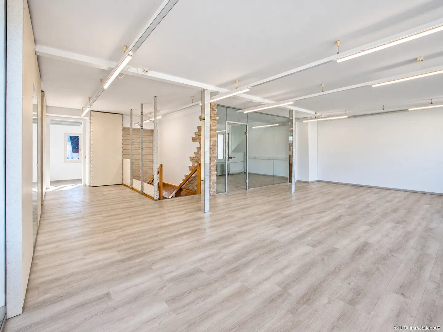 Propriété commerciale située au centre avec des options d'utilisation polyvalentes - Photo 7 sur 13