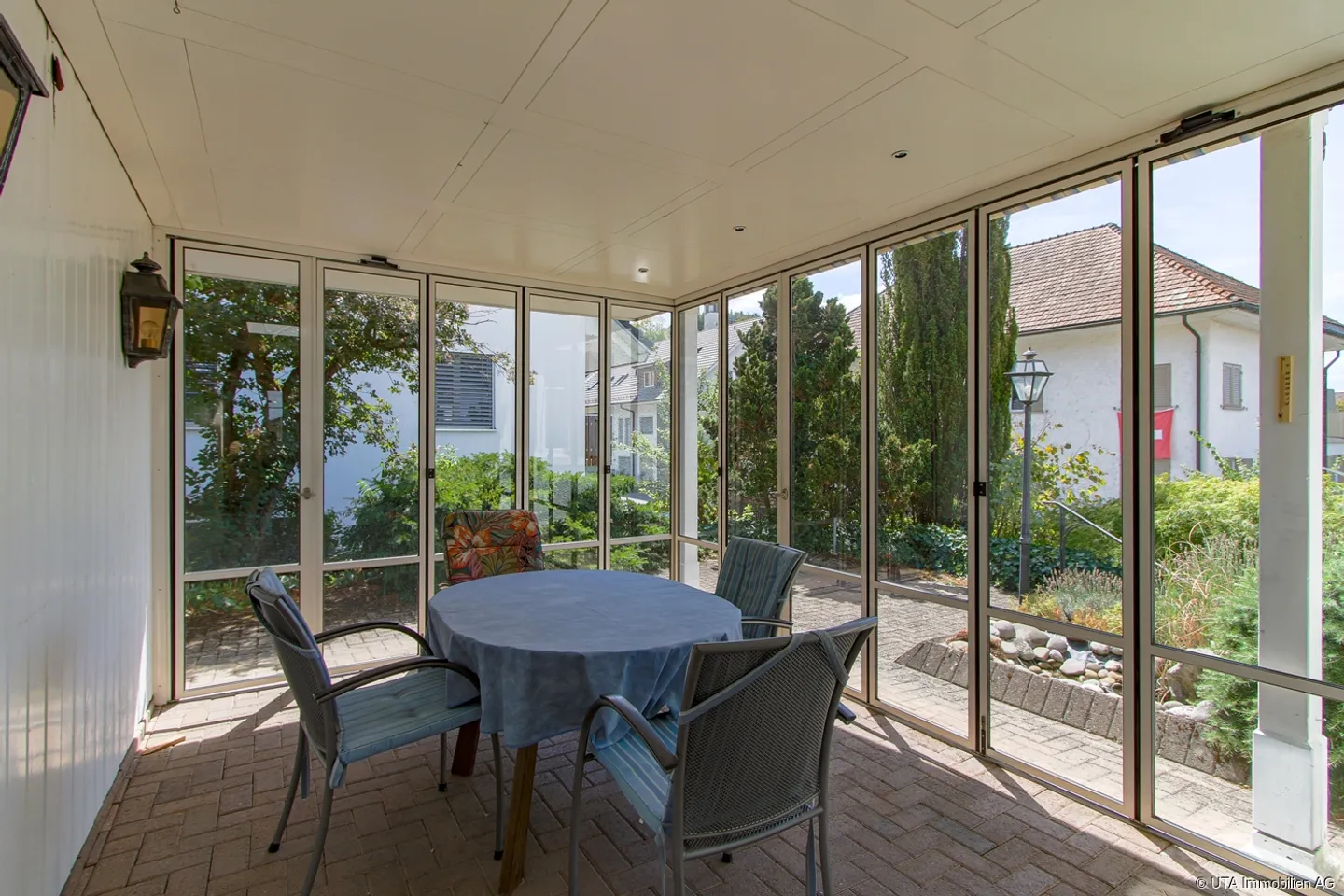 Two-family house in a central location with attractive conversion potential - Photo 10 of 13