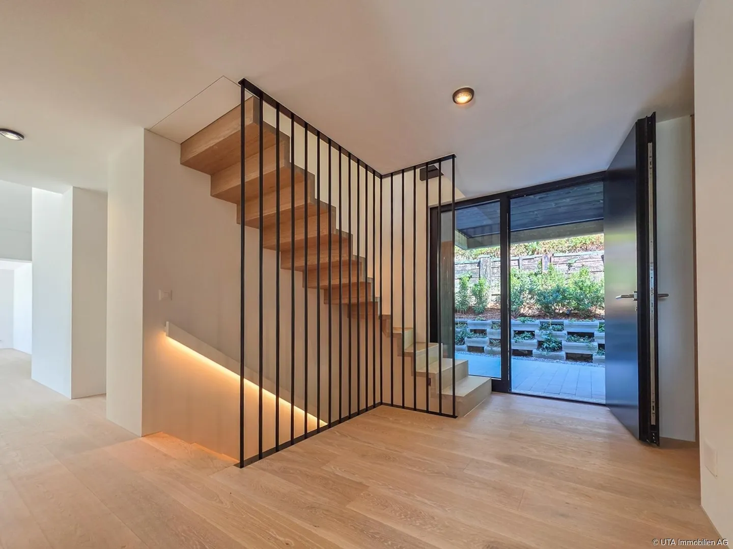 Completely renovated, spacious and modern with sensational views - Photo 3 of 13