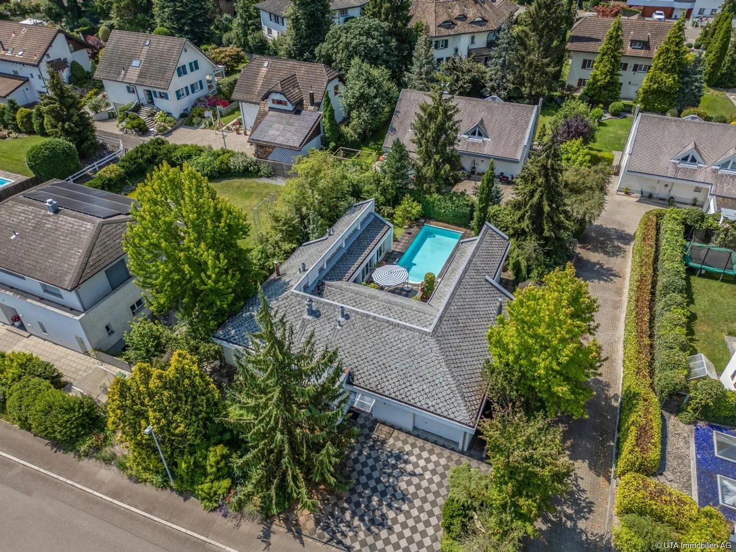 Einzigartiges Einfamilienhaus mit Pool - Foto 1 von 12