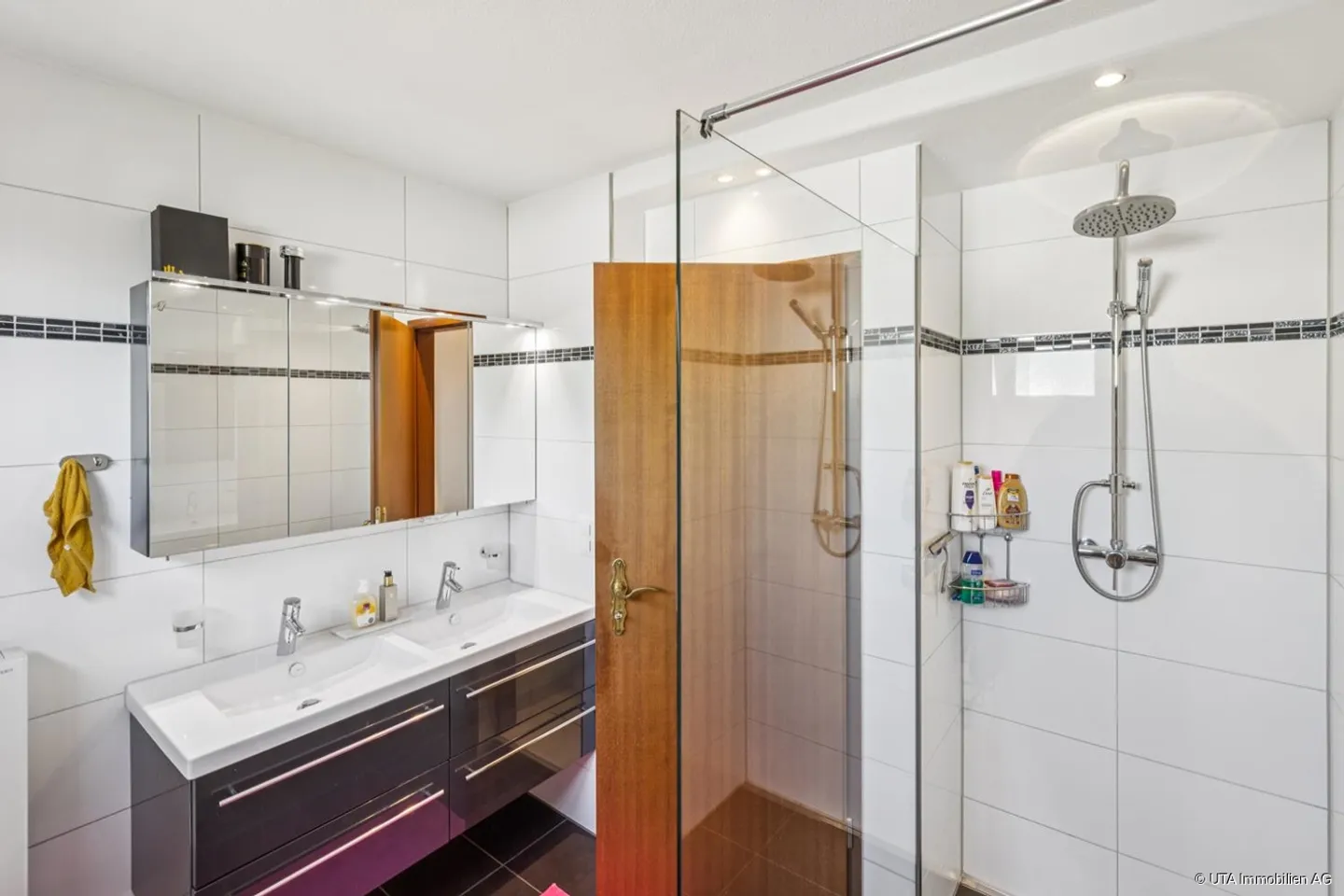 Casa a schiera angolare adatta alle famiglie con giardino mediterraneo - Foto 10 di 13