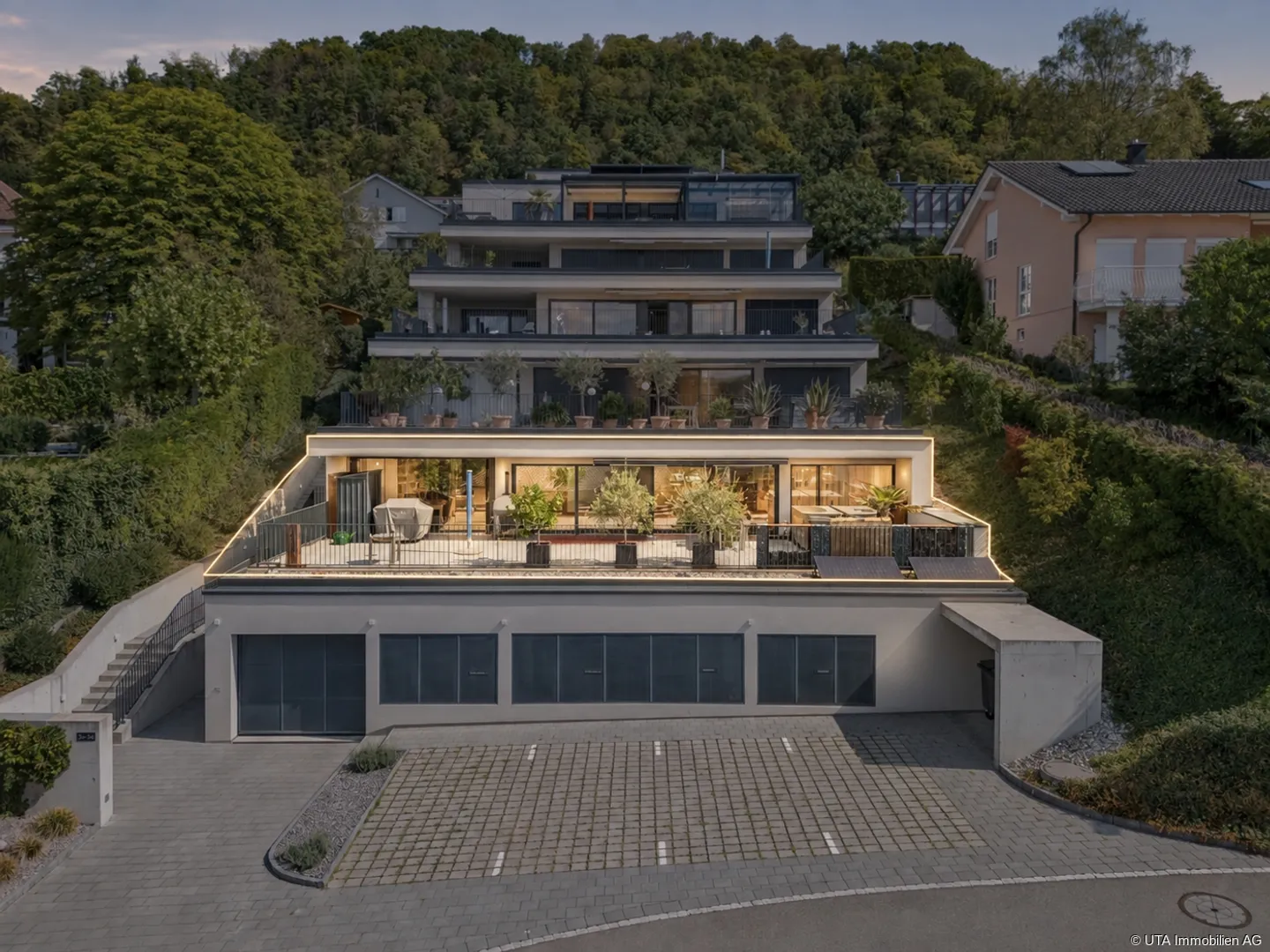 Superbe appartement en terrasse de 4,5 pièces dans un emplacement résidentiel élevé - Photo 1 sur 13