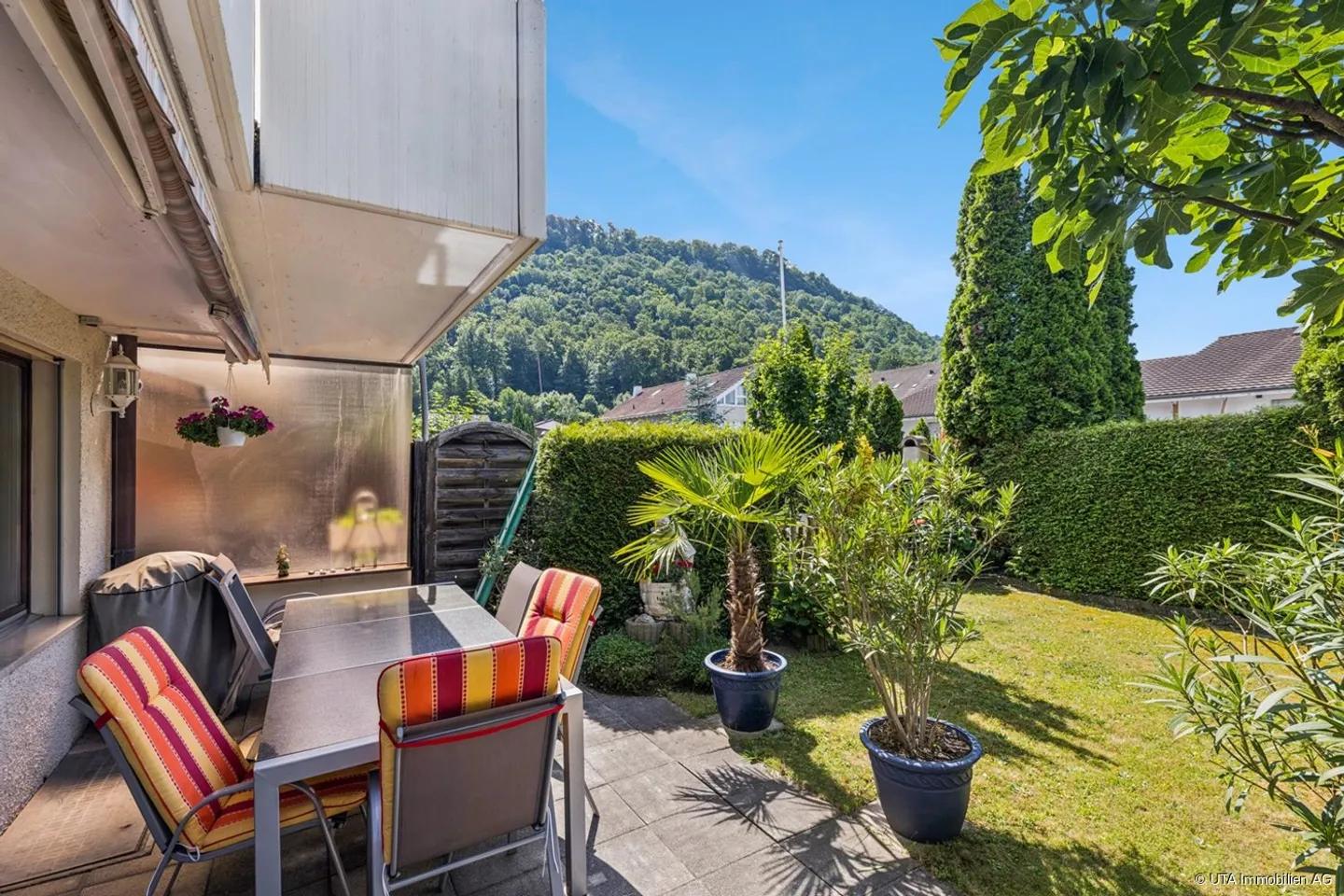 Casa a schiera angolare adatta alle famiglie con giardino mediterraneo - Foto 2 di 13