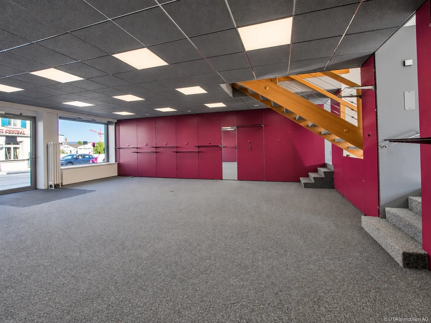 Propriété commerciale située au centre avec des options d'utilisation polyvalentes - Photo 2 sur 13