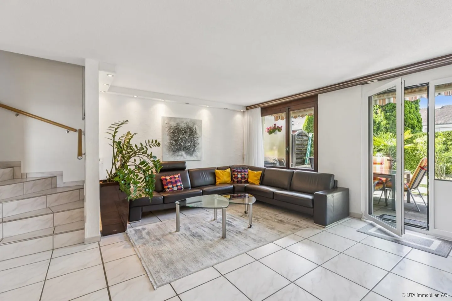 Casa a schiera angolare adatta alle famiglie con giardino mediterraneo - Foto 5 di 13