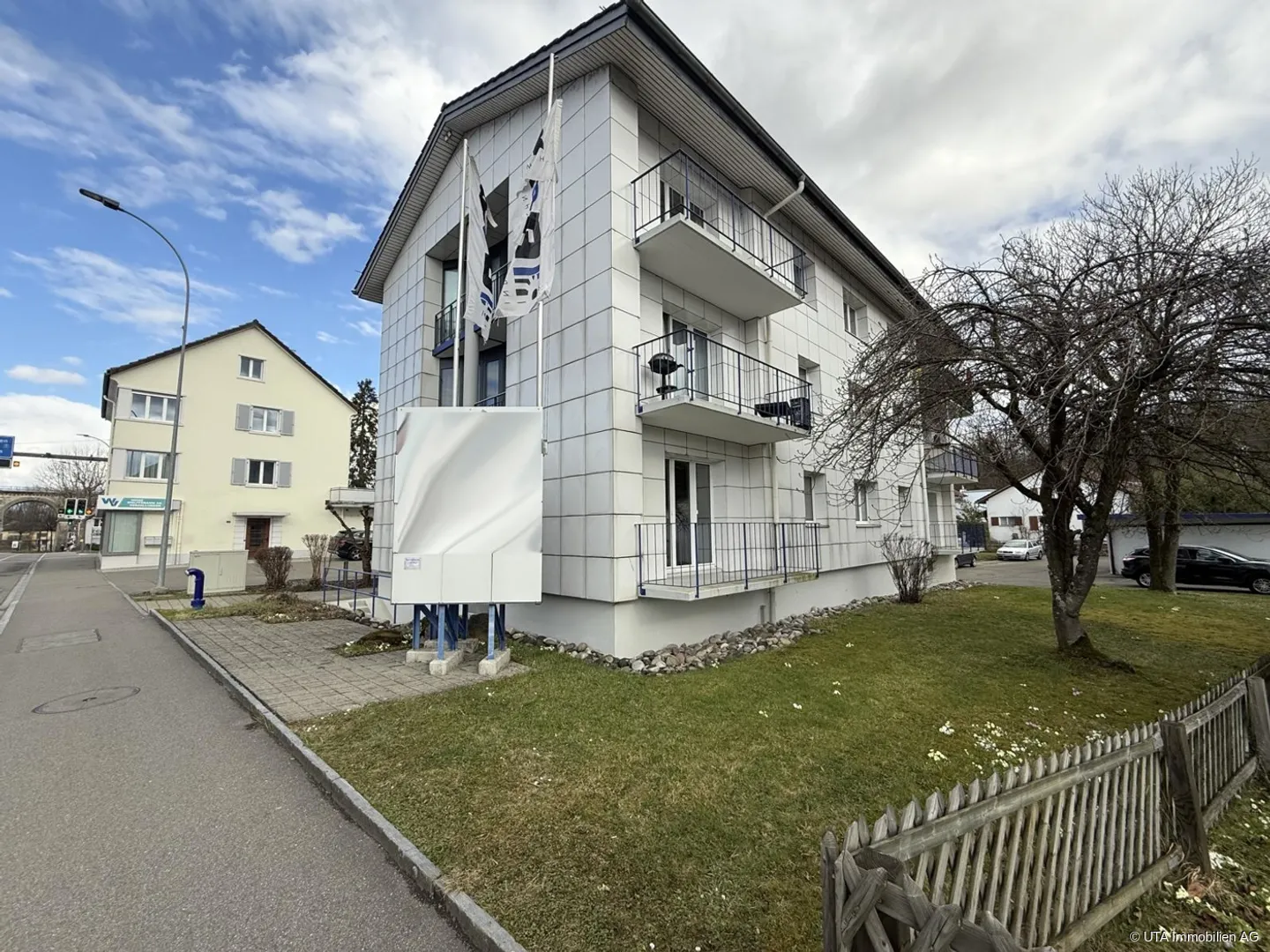 Interessante edificio residenziale e commerciale affittato in posizione privilegiata - Foto 1 di 3