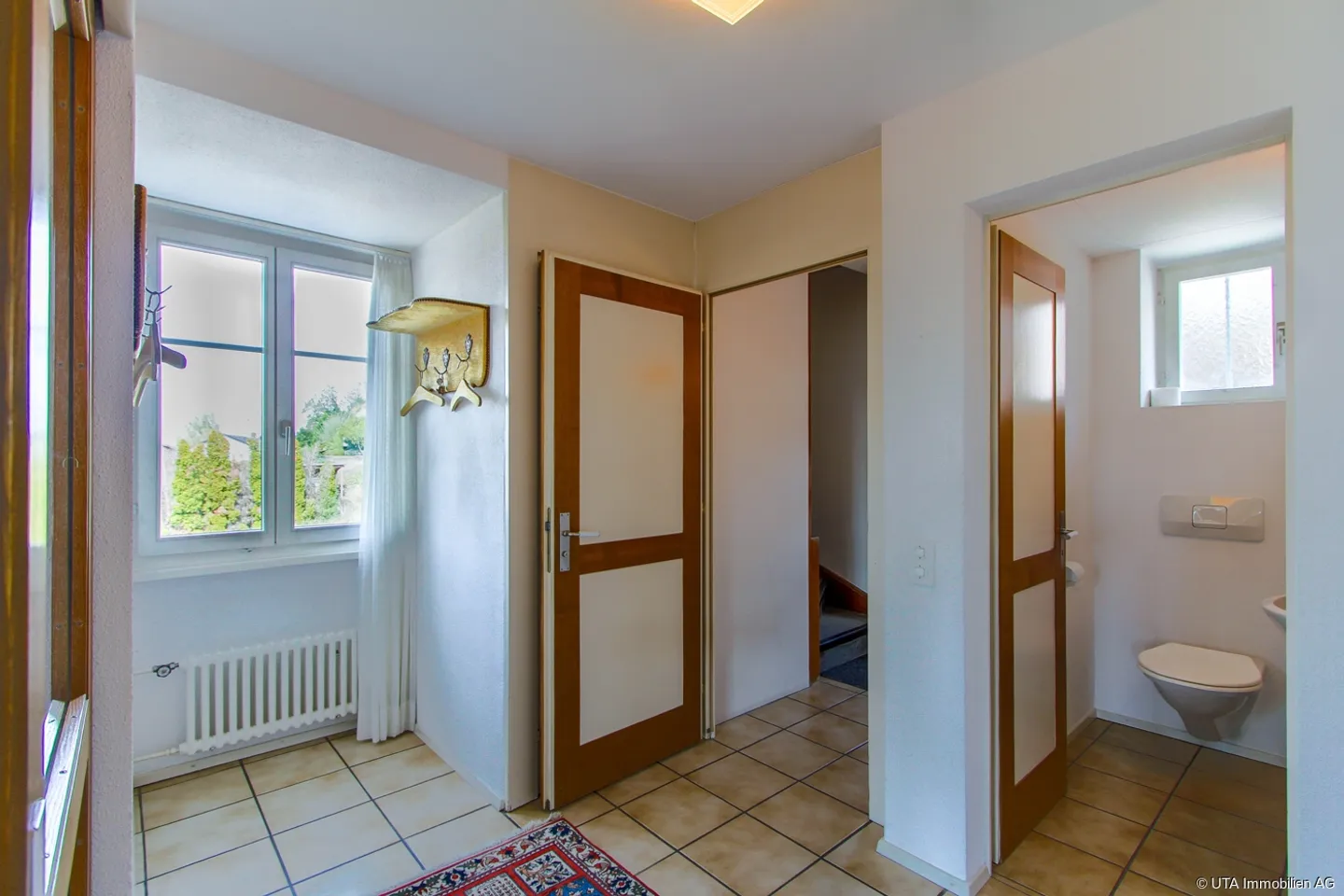 Two-family house in a central location with attractive conversion potential - Photo 3 of 13