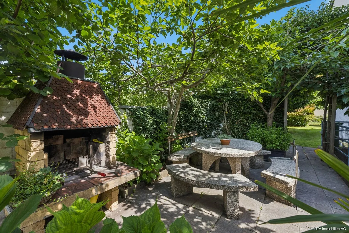 Casa a schiera angolare adatta alle famiglie con giardino mediterraneo - Foto 13 di 13