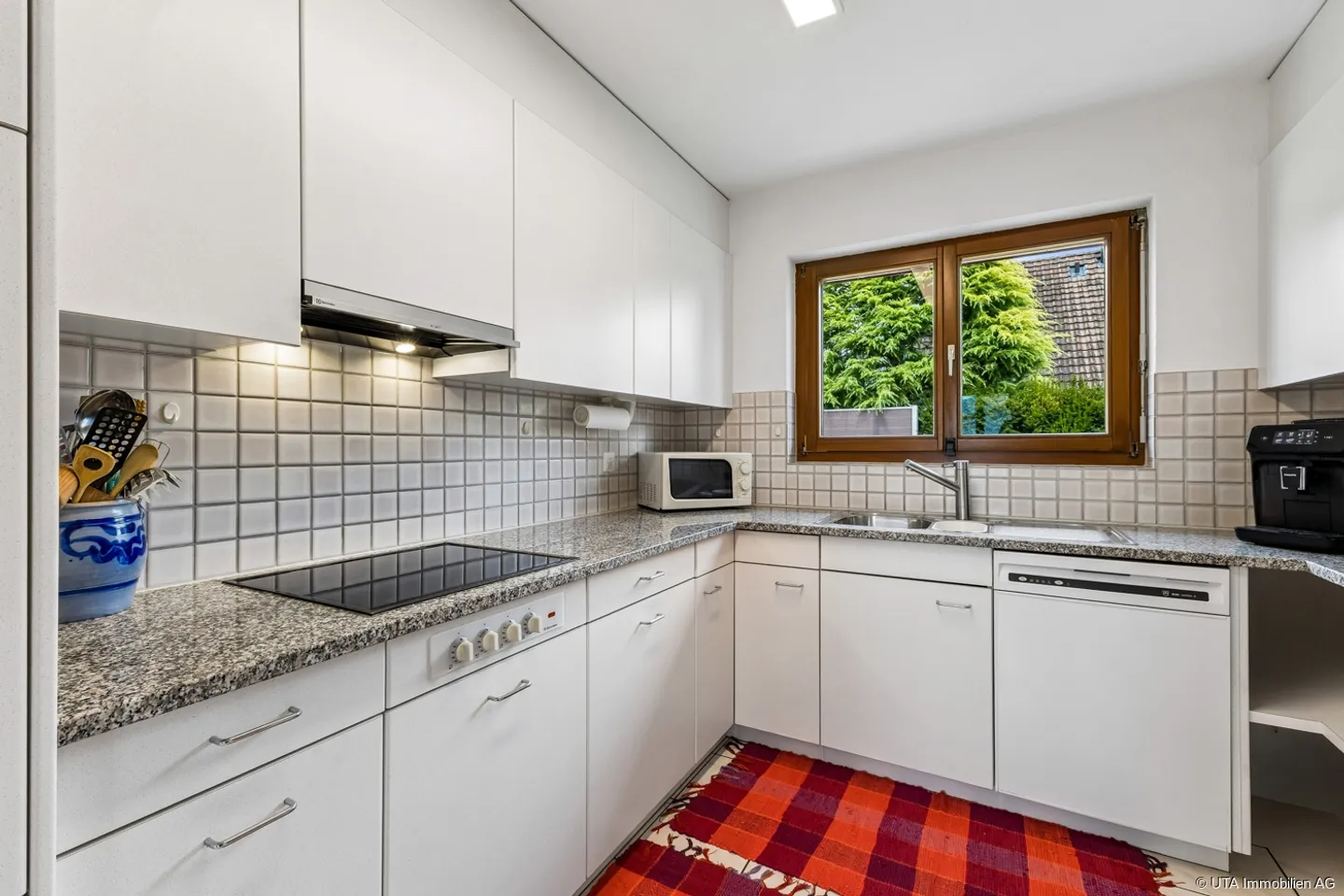 Well-maintained single-family house in a quiet neighborhood - Photo 4 of 13