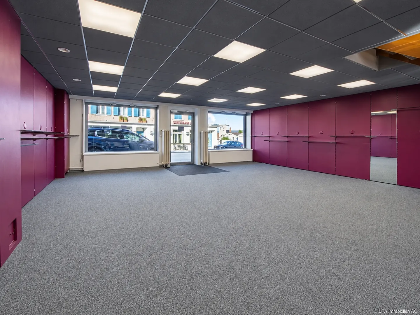 Propriété commerciale située au centre avec des options d'utilisation polyvalentes - Photo 3 sur 13
