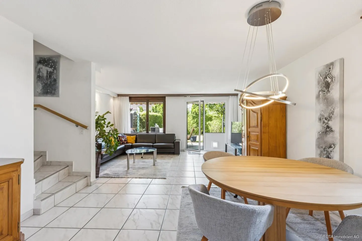 Casa a schiera angolare adatta alle famiglie con giardino mediterraneo - Foto 4 di 13