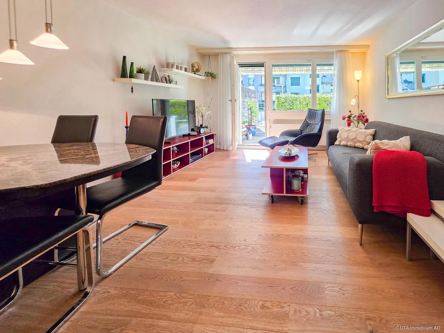 Maison confortable et calme avec des espaces de sièges ensoleillés dans un emplacement privilégié - Photo 1 sur 13