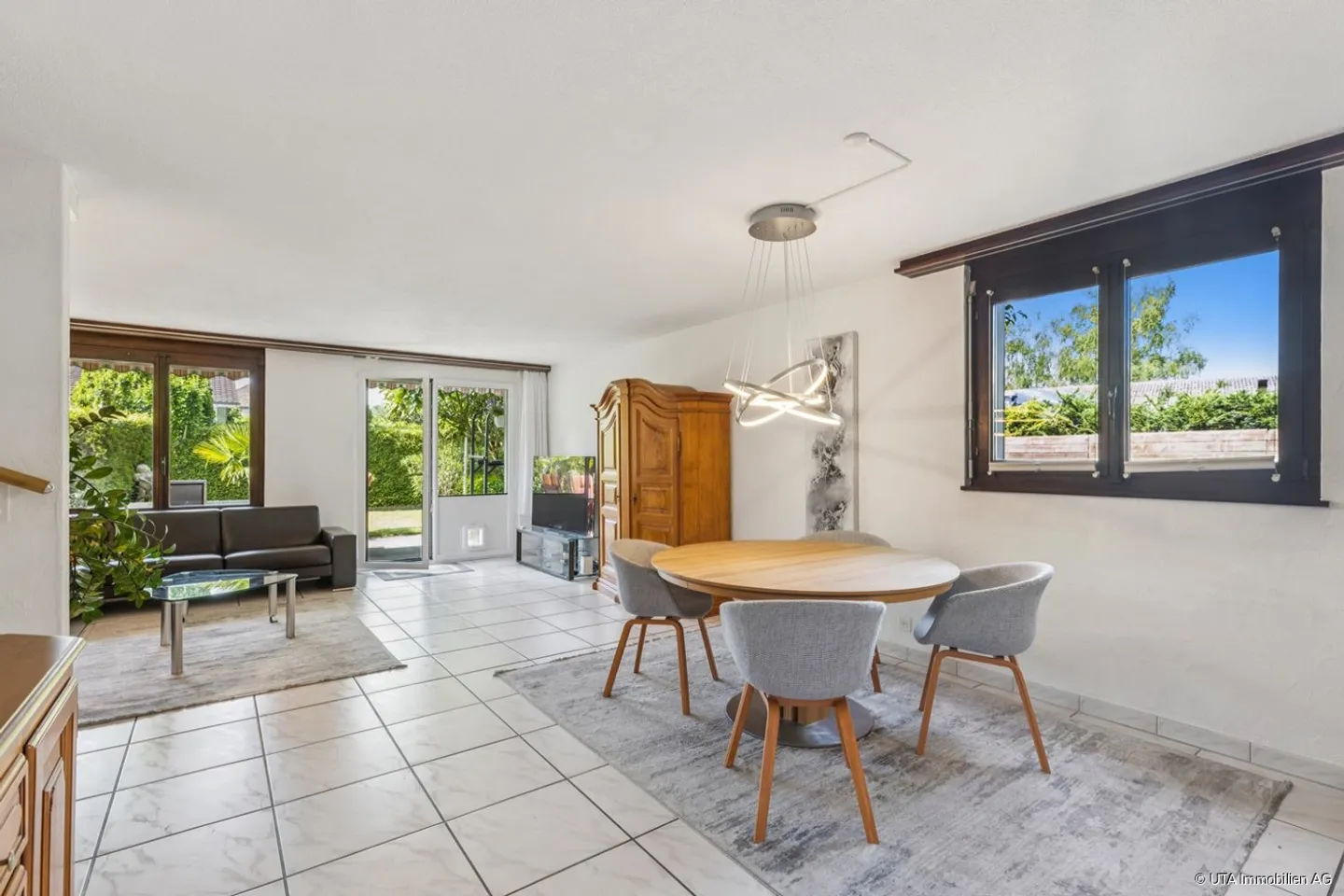 Casa a schiera angolare adatta alle famiglie con giardino mediterraneo - Foto 6 di 13