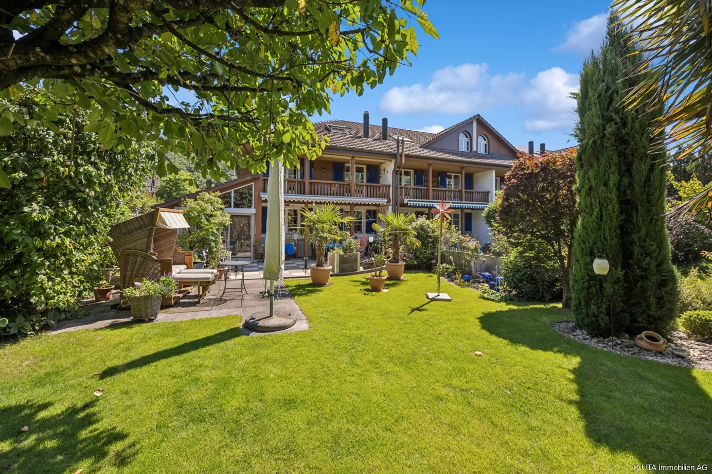 Casa a schiera angolare estremamente ben tenuta con giardino d'inverno e bellissima - Foto 1 di 13