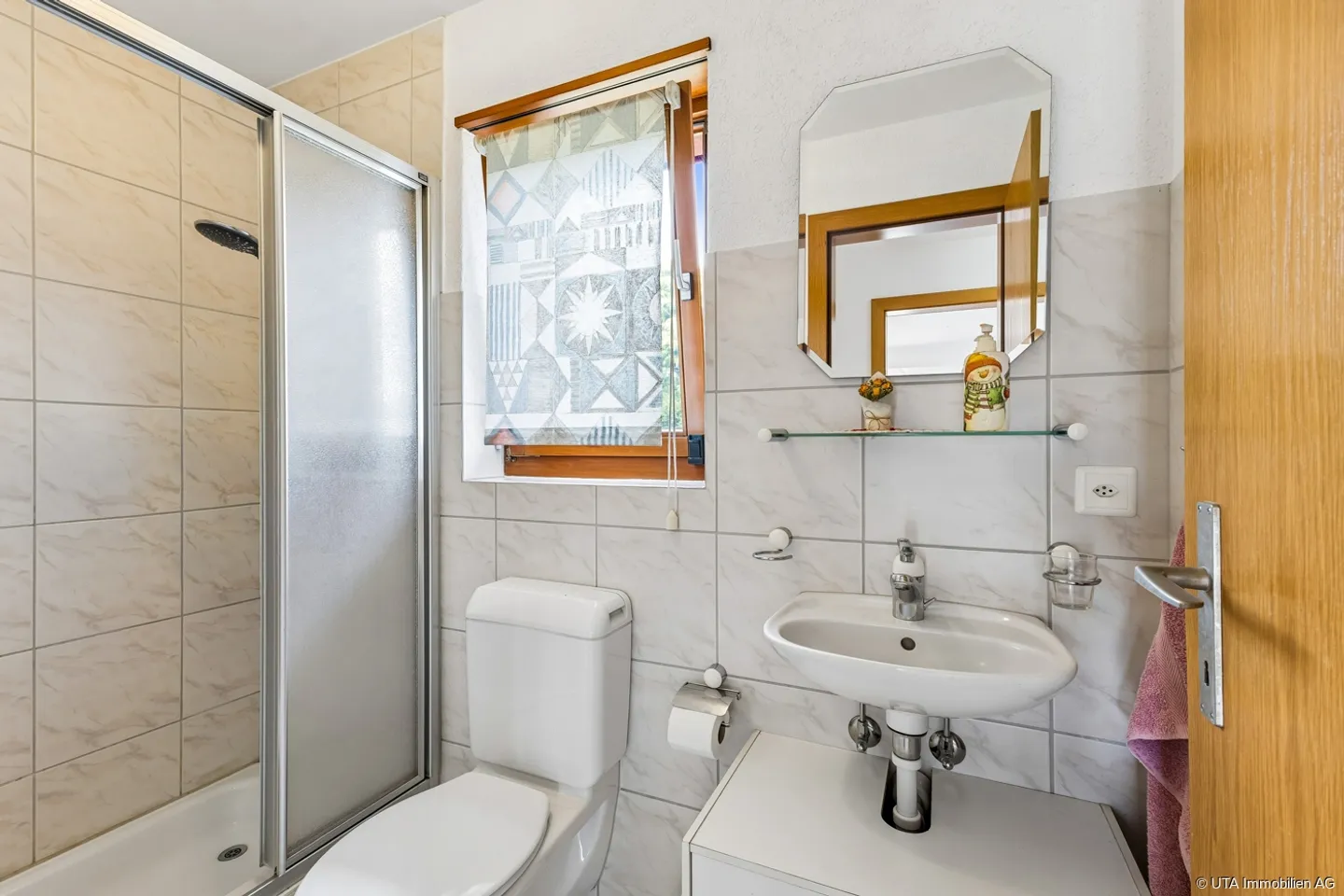 Well-maintained single-family house in a quiet neighborhood - Photo 3 of 13