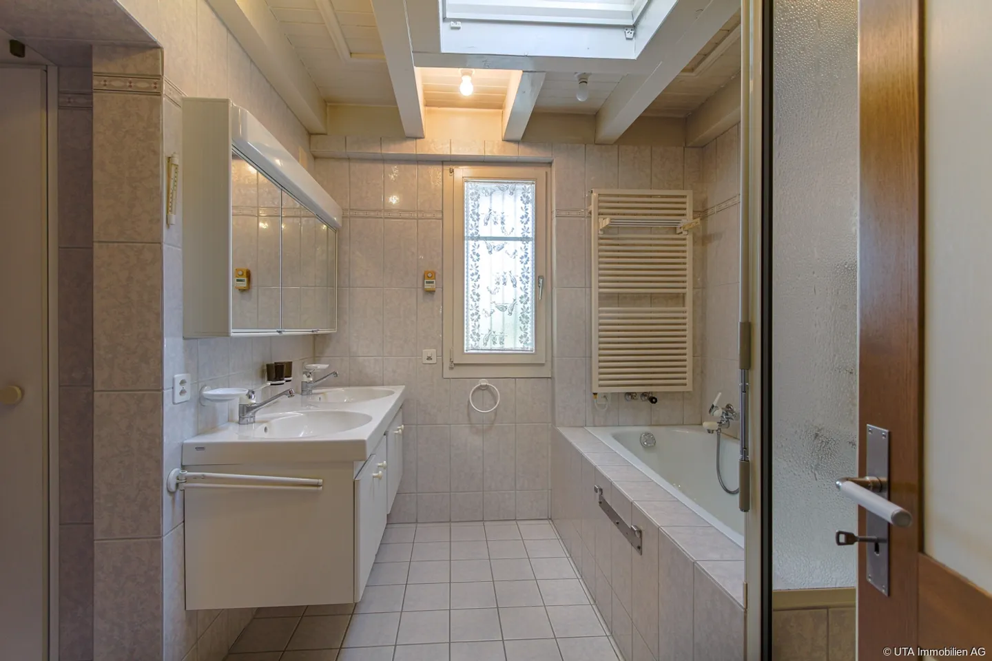 Two-family house in a central location with attractive conversion potential - Photo 9 of 13