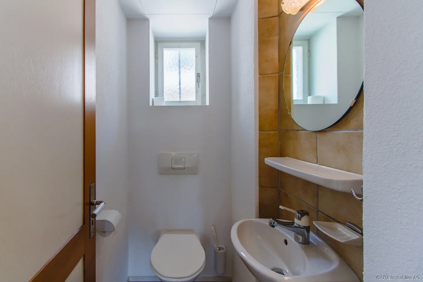 Two-family house in a central location with attractive conversion potential - Photo 7 of 13