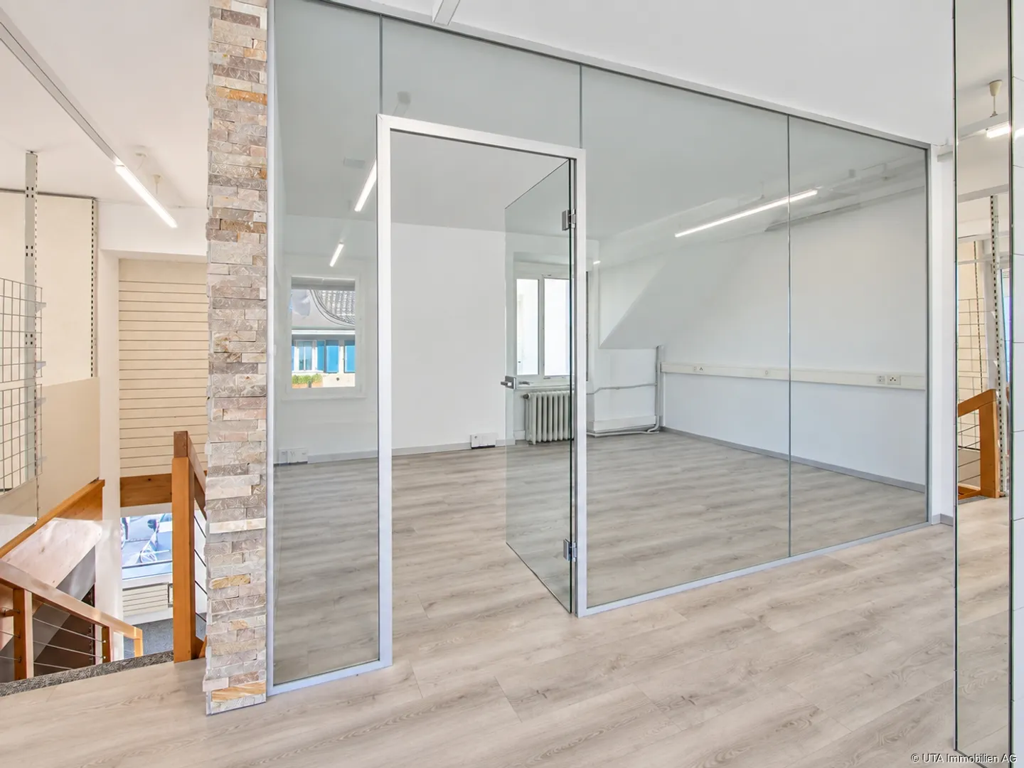 Propriété commerciale située au centre avec des options d'utilisation polyvalentes - Photo 8 sur 13