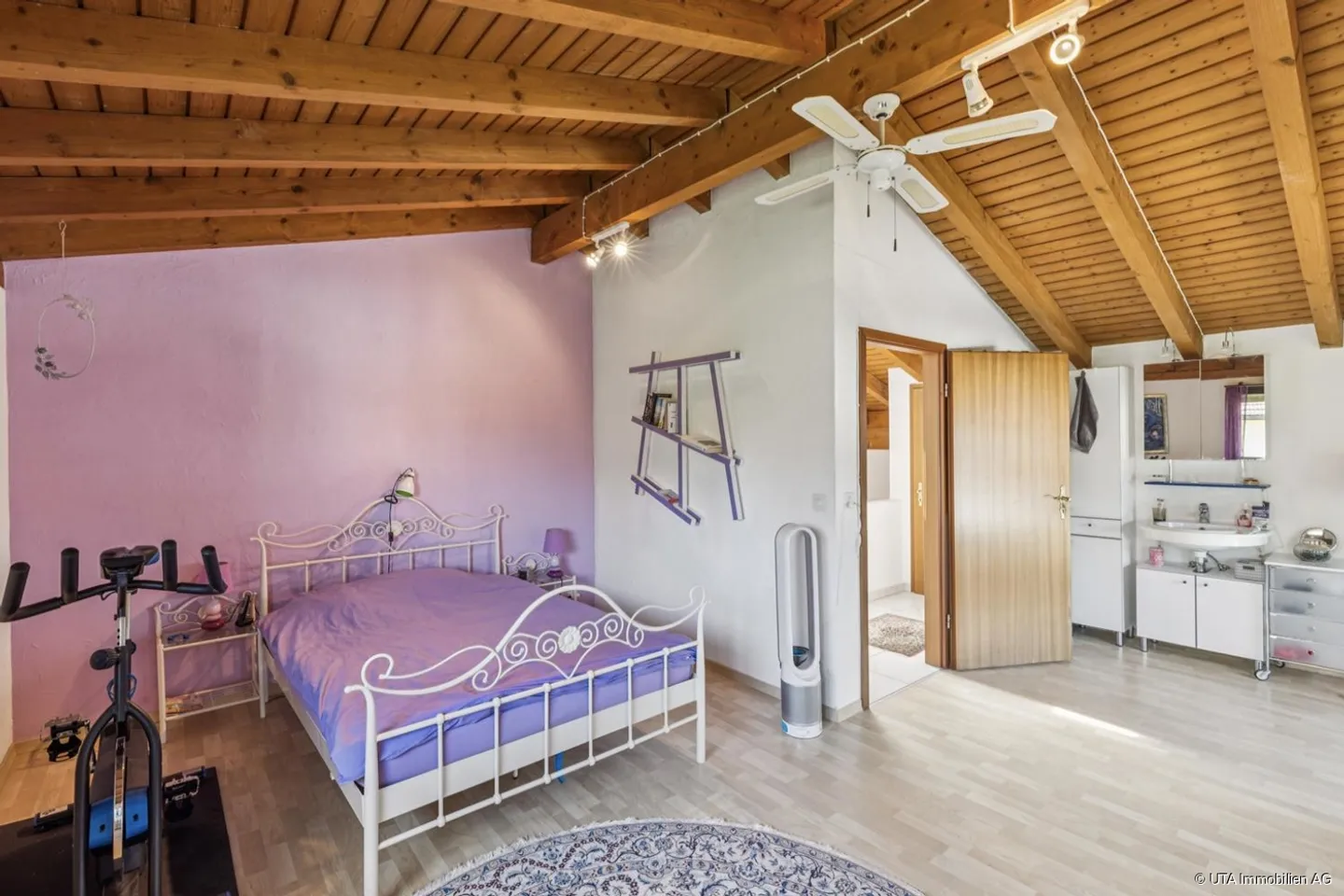 Casa a schiera angolare adatta alle famiglie con giardino mediterraneo - Foto 11 di 13