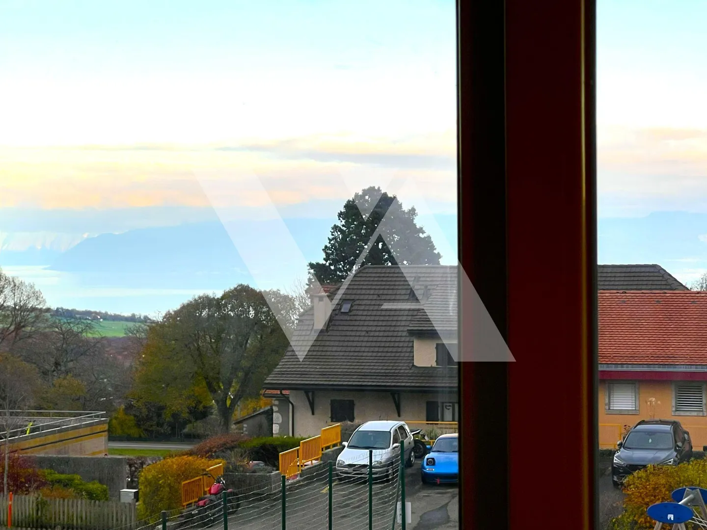 A vendre - Appartement de 2 pièces au coeur du village, avec échappée sur le lac - Photo 2 sur 2