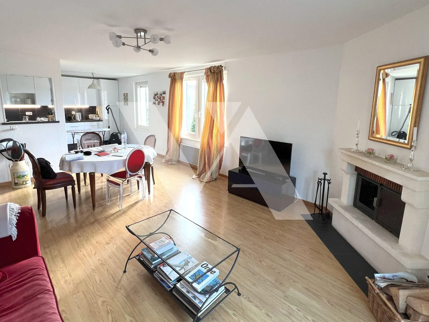 In vendita - Appartamento di 4,5 locali nel cuore del villaggio di La Rippe - Foto 2 di 8