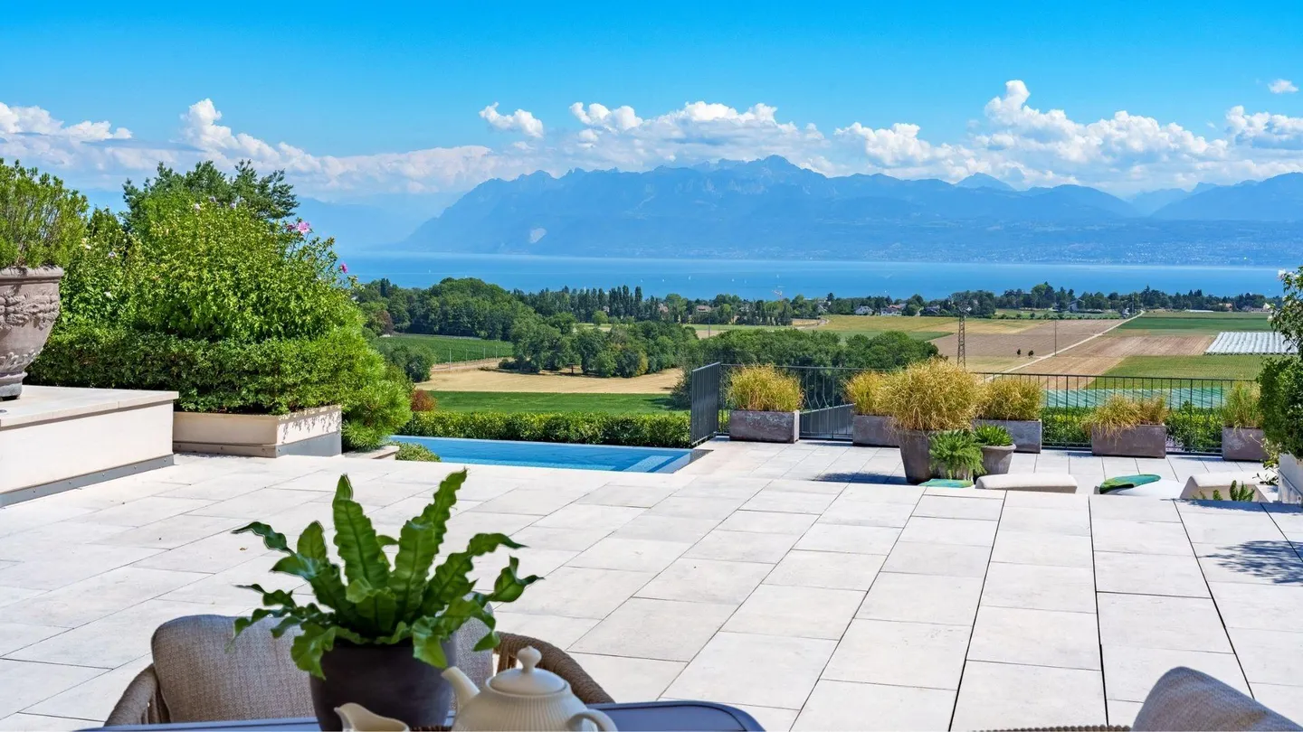In vendita - Villa eccezionale con vista panoramica sul lago e sulle Alpi - Foto 2 di 6