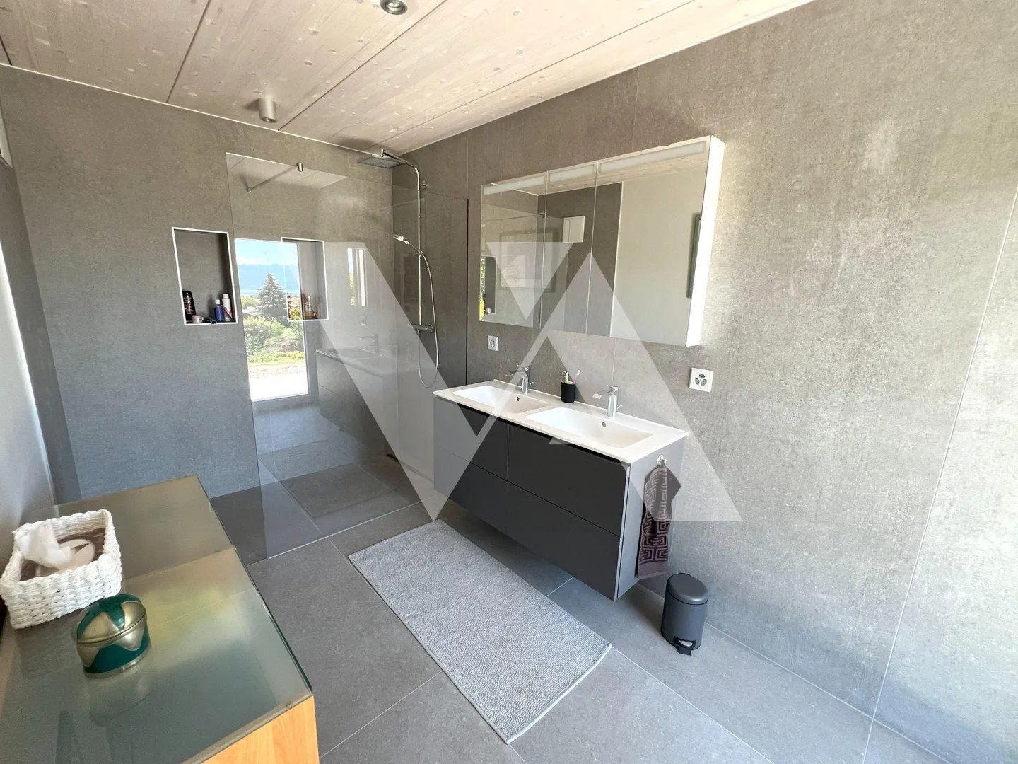 In vendita - Villa contemporanea con vista panoramica sul lago e le Alpi - Foto 8 di 12
