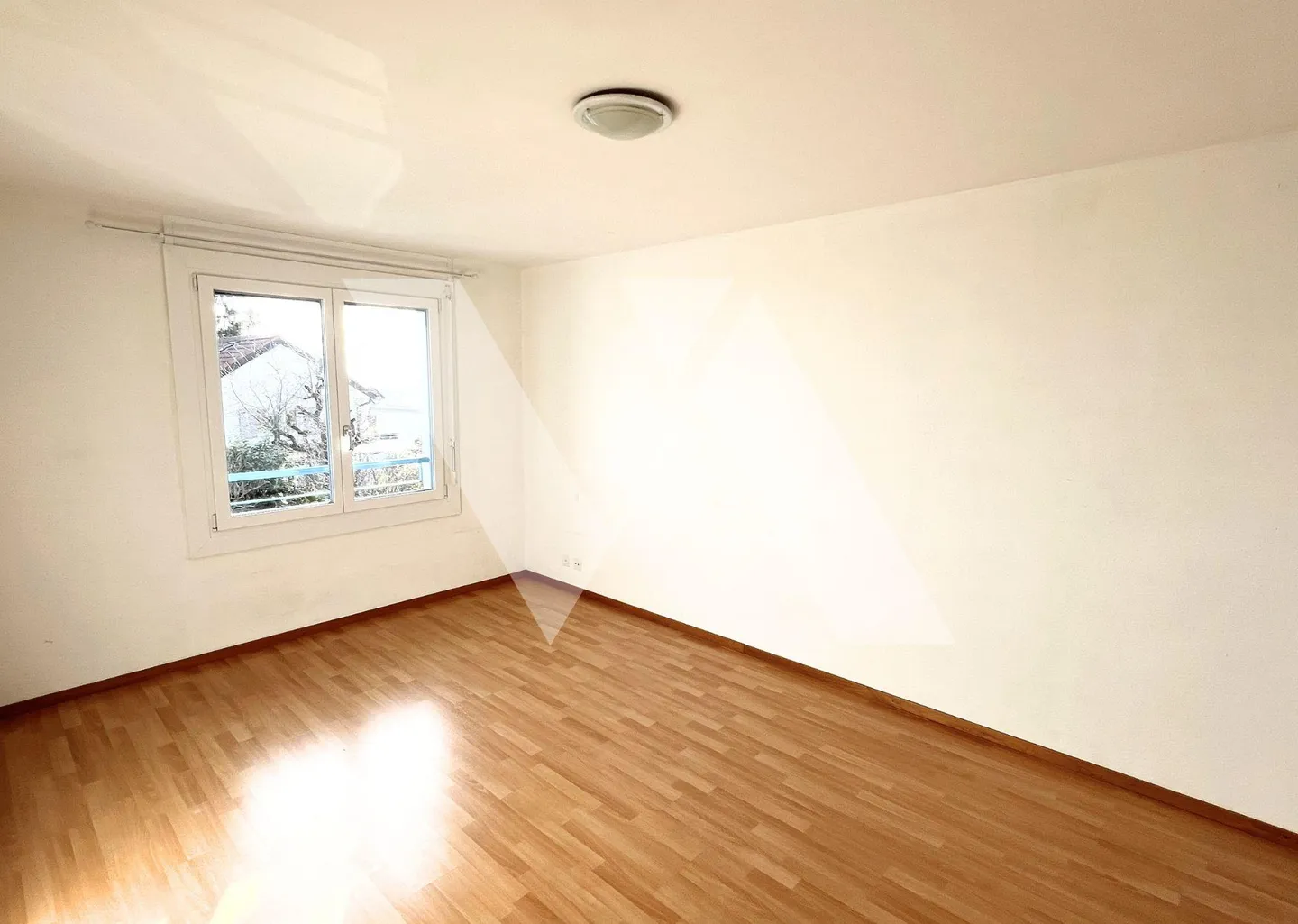 In vendita - Appartamento di 2 stanze nel cuore del villaggio, con vista sul lago - Foto 4 di 7