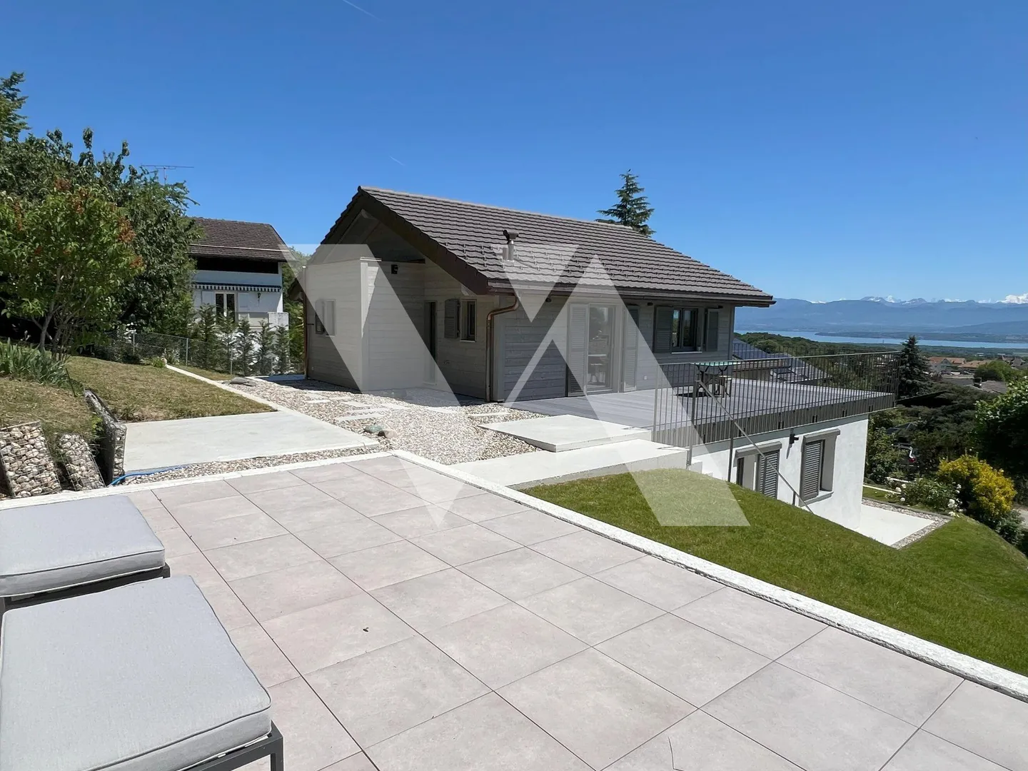 In vendita - Villa contemporanea con vista panoramica sul lago e le Alpi - Foto 10 di 12