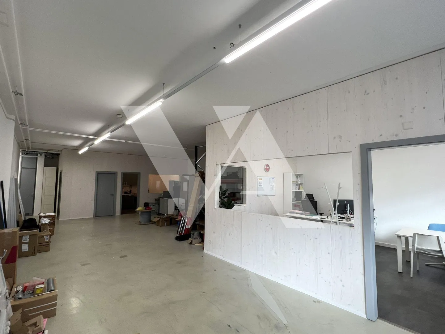 Zu vermieten - Werkstatt mit Büro in der Nähe der Innenstadt und der Autobahn - Foto 2 von 7