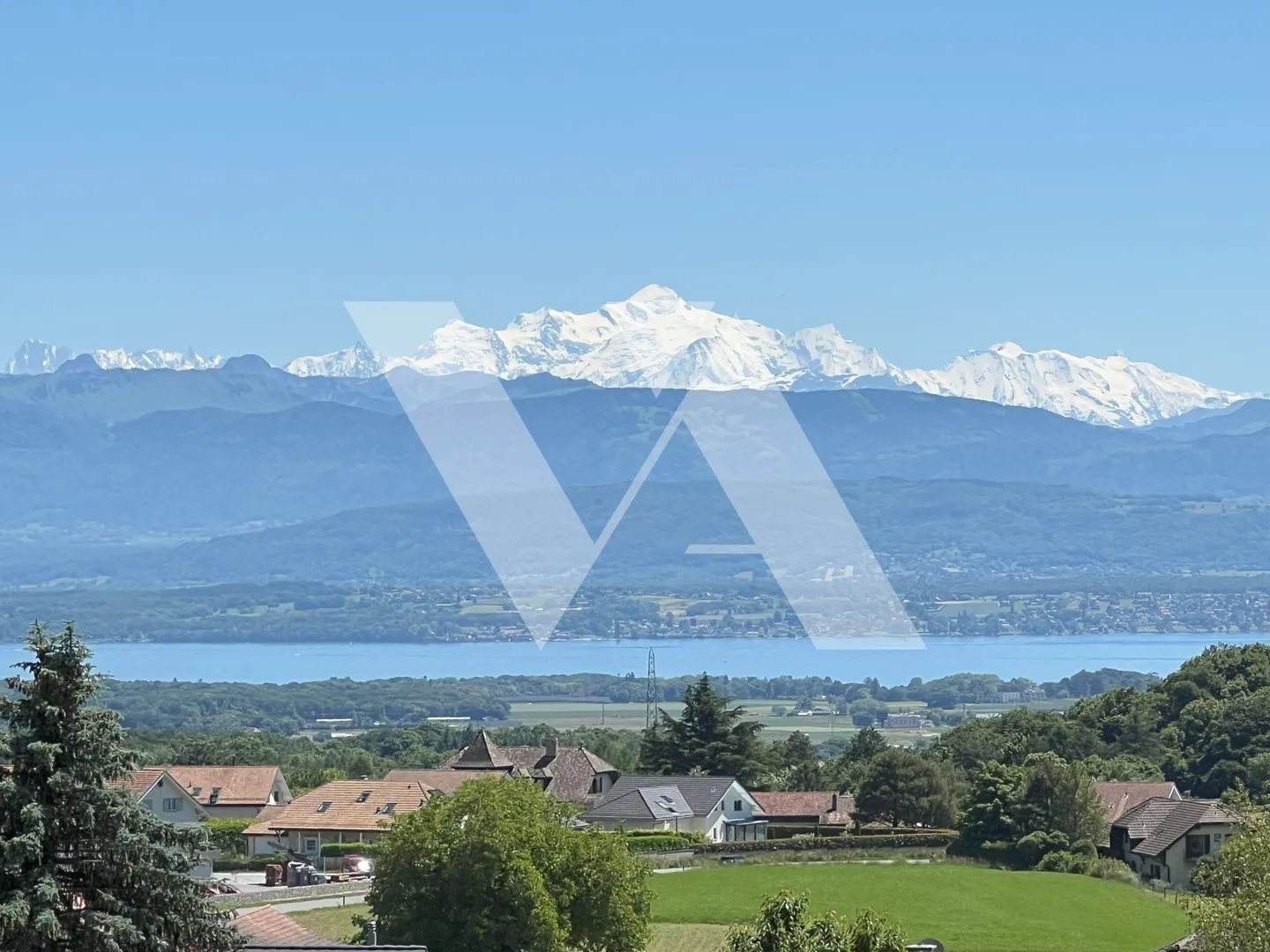 In vendita - Villa contemporanea con vista panoramica sul lago e le Alpi - Foto 3 di 12