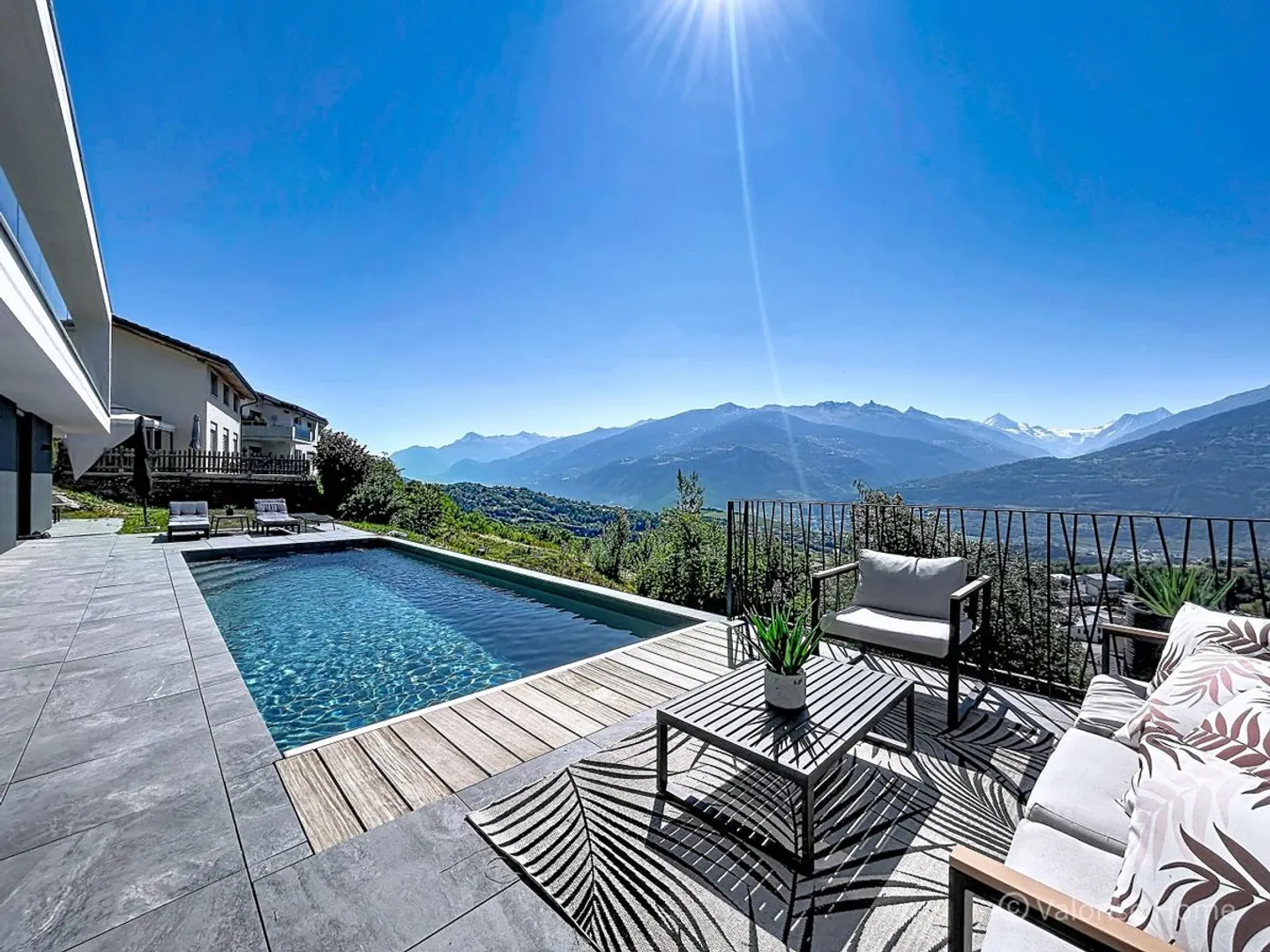 Zeitgenössische Villa mit 6,5 Zimmern, Schwimmbad und Panoramablick - Foto 2 von 13