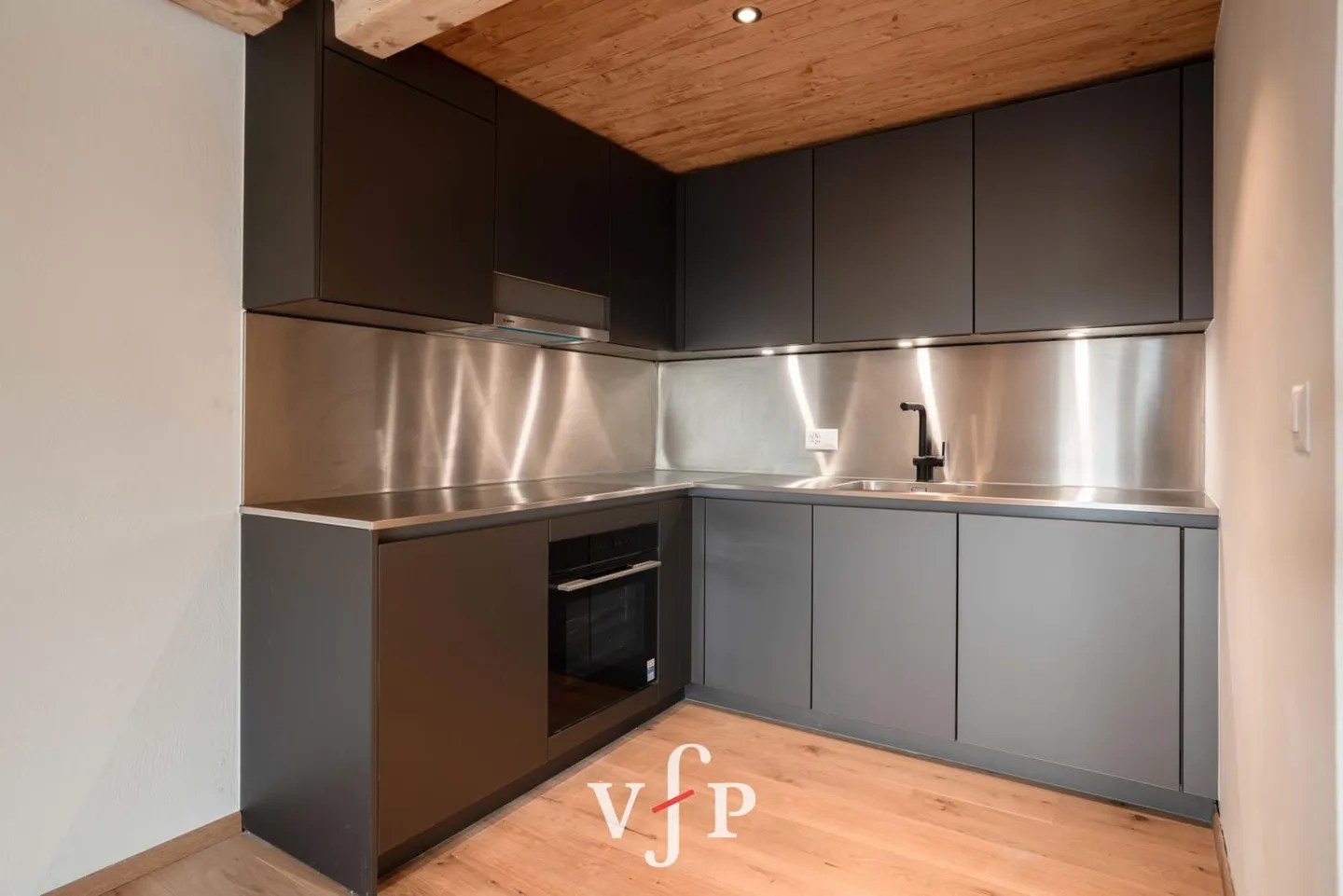 Magnifico appartamento di 2,5 stanze completamente ristrutturato vicino agli Esserts - Foto 3 di 10