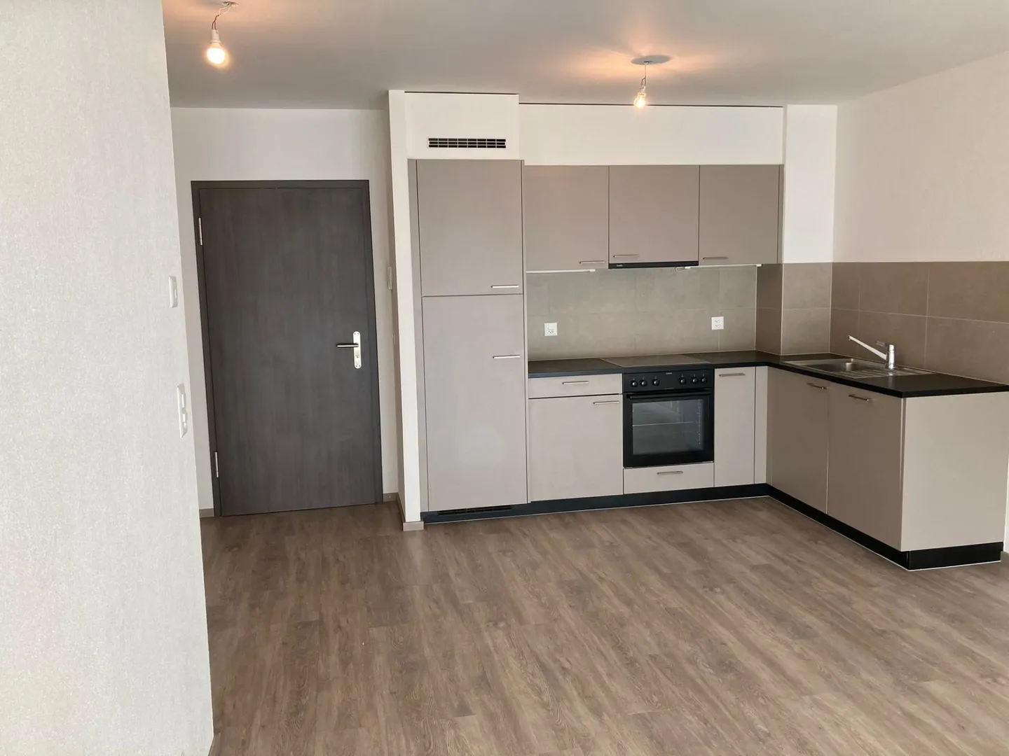 Schöne 2,5 Zimmer zur Miete mit großem Balkon in Bex - Foto 3 von 5