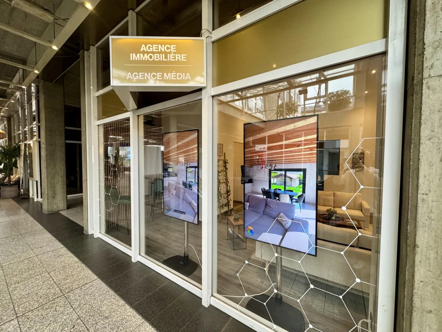 Local commercial PREMIUM au coeur de Sion - Visibilité maximale, opportunité rare ! - Photo 2 sur 13