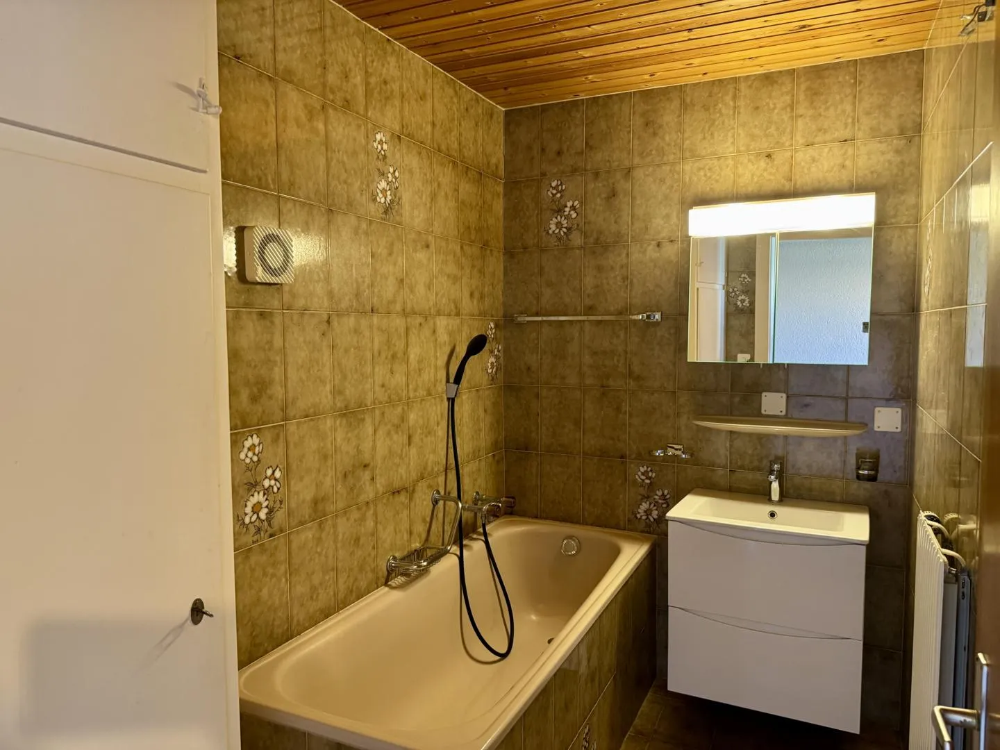 Charmantes Reihenhaus mit großem Potenzial - ruhige Lage in Aproz - Foto 12 von 13