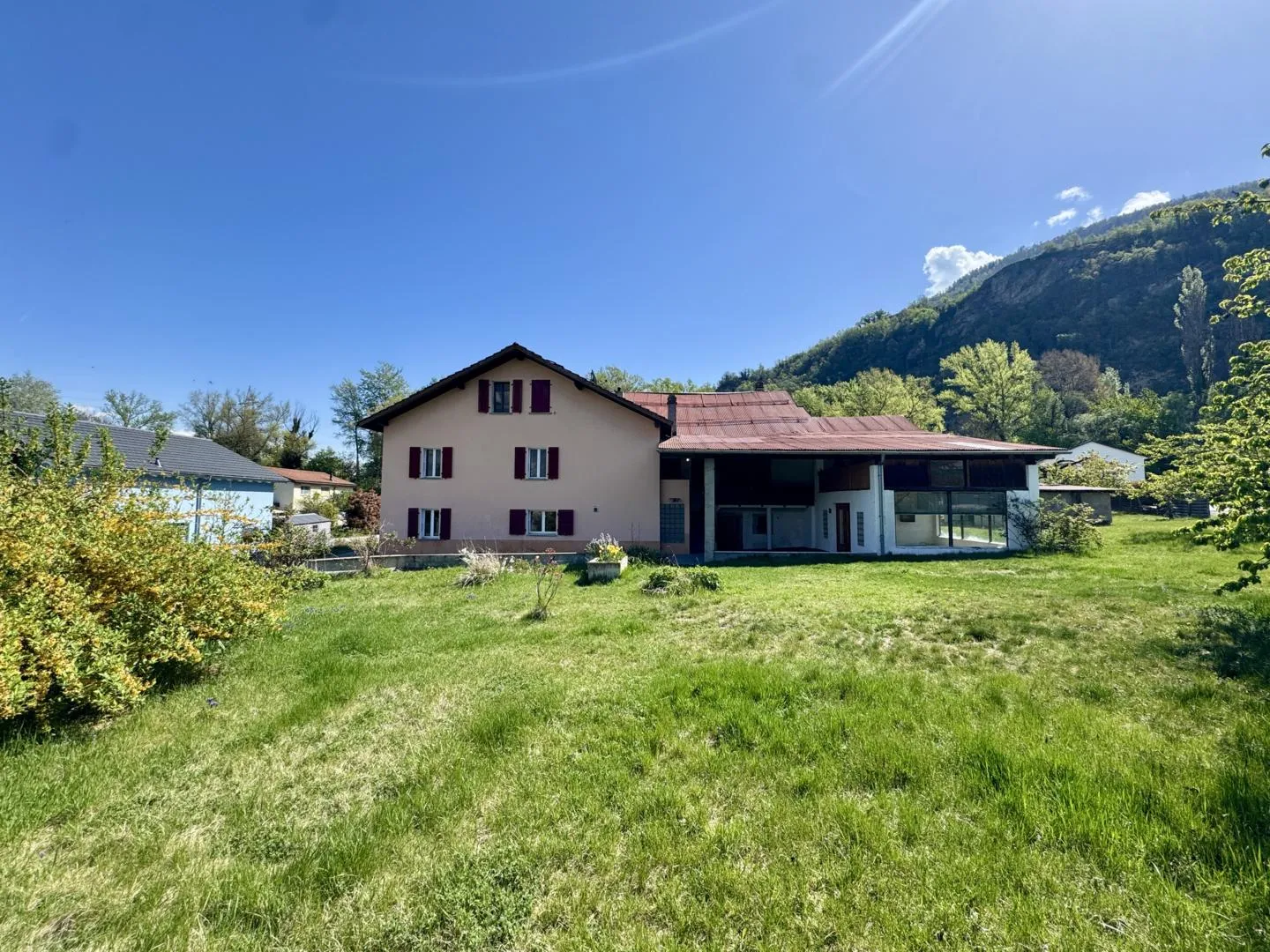 Charmantes Reihenhaus mit großem Potenzial - ruhige Lage in Aproz - Foto 1 von 13