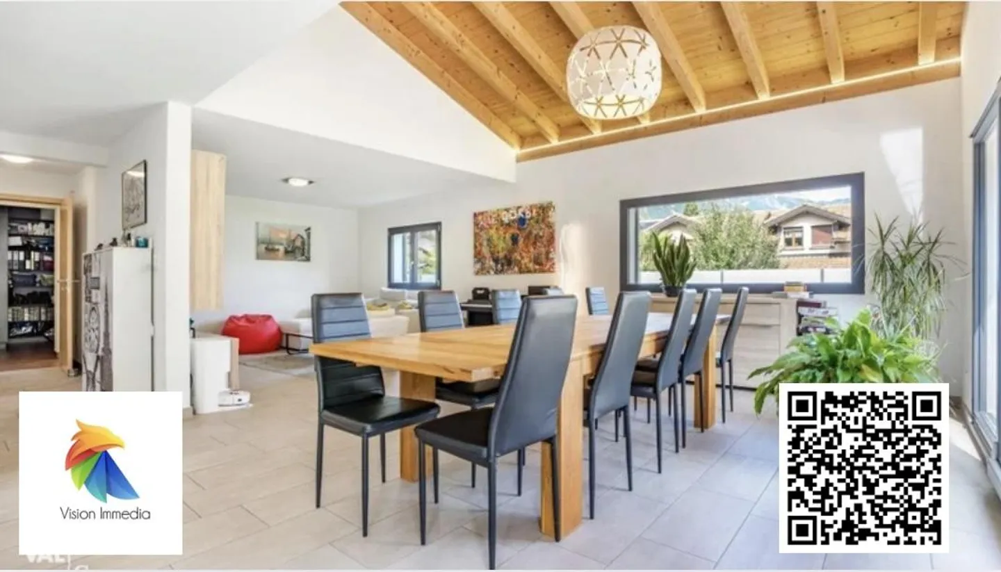 Exklusiv zum Verkauf eine prächtige und seltene individuelle Villa auf zwei Ebenen und Büro im Erdgeschoss - Foto 4 von 6