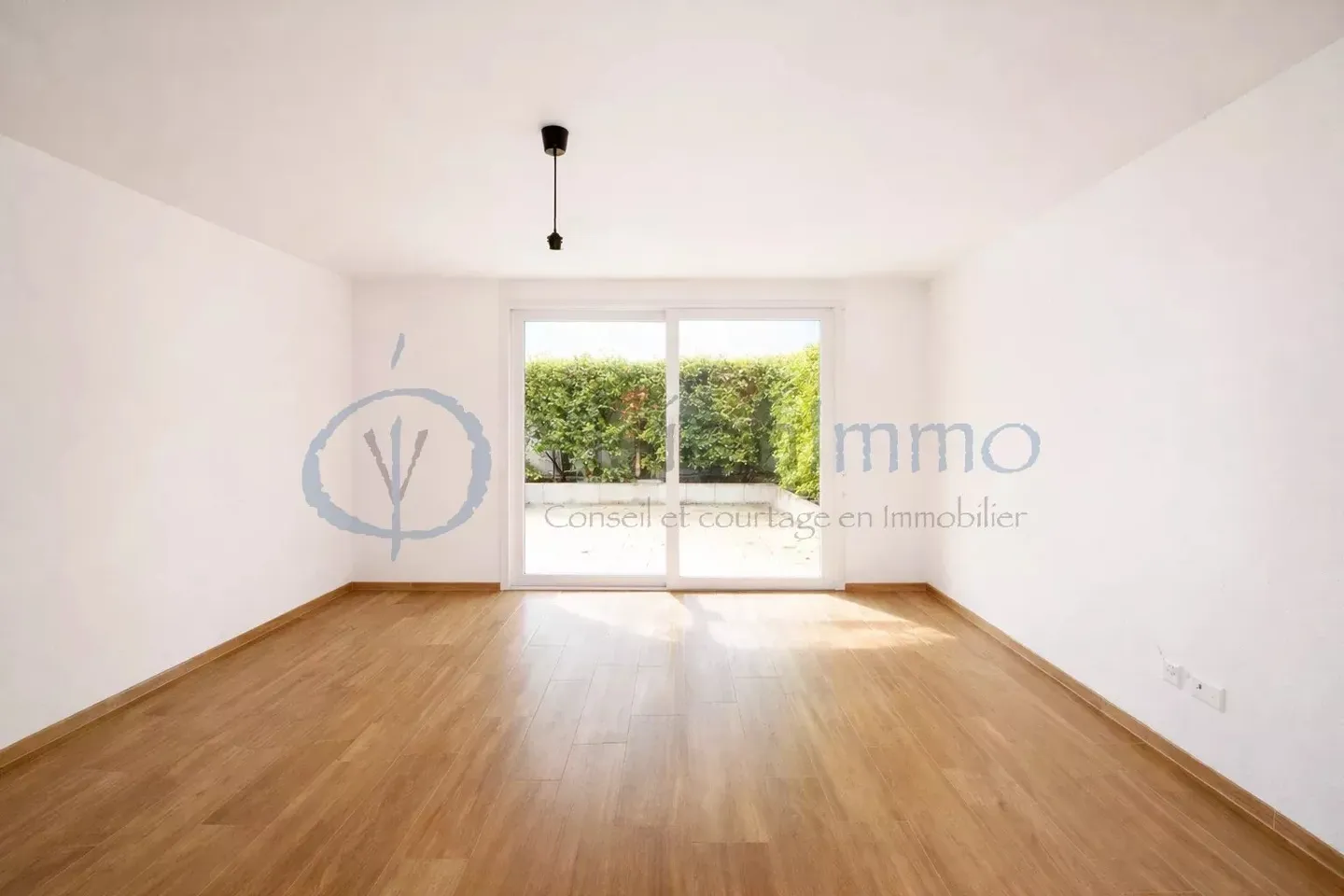 Appartement Charmant avec Terrasse - Photo 1 sur 4