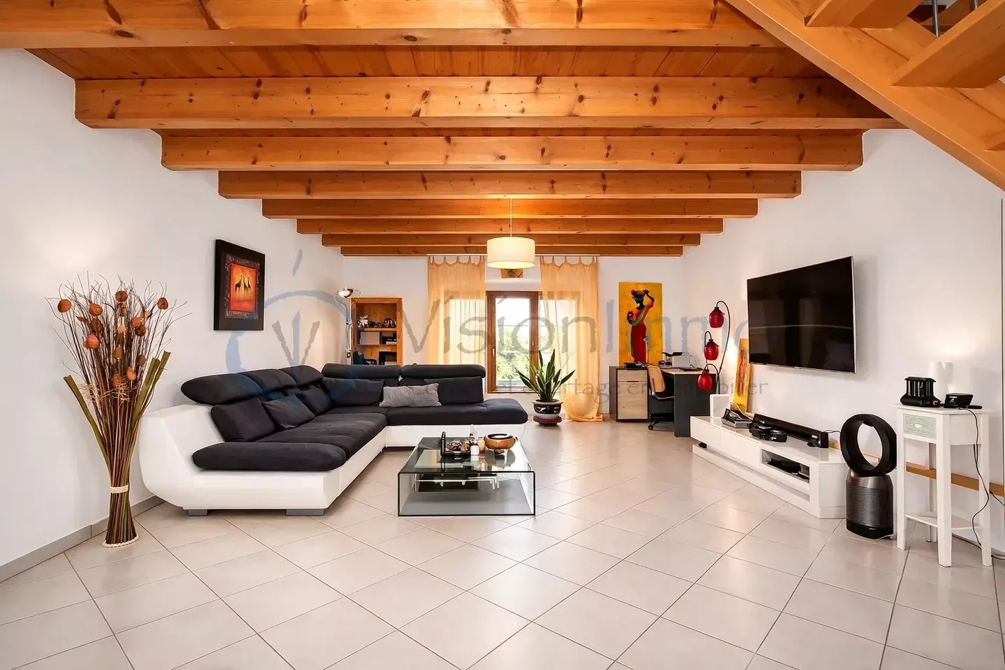 Rare volumes, charm of wood and brightness - Photo 2 of 4