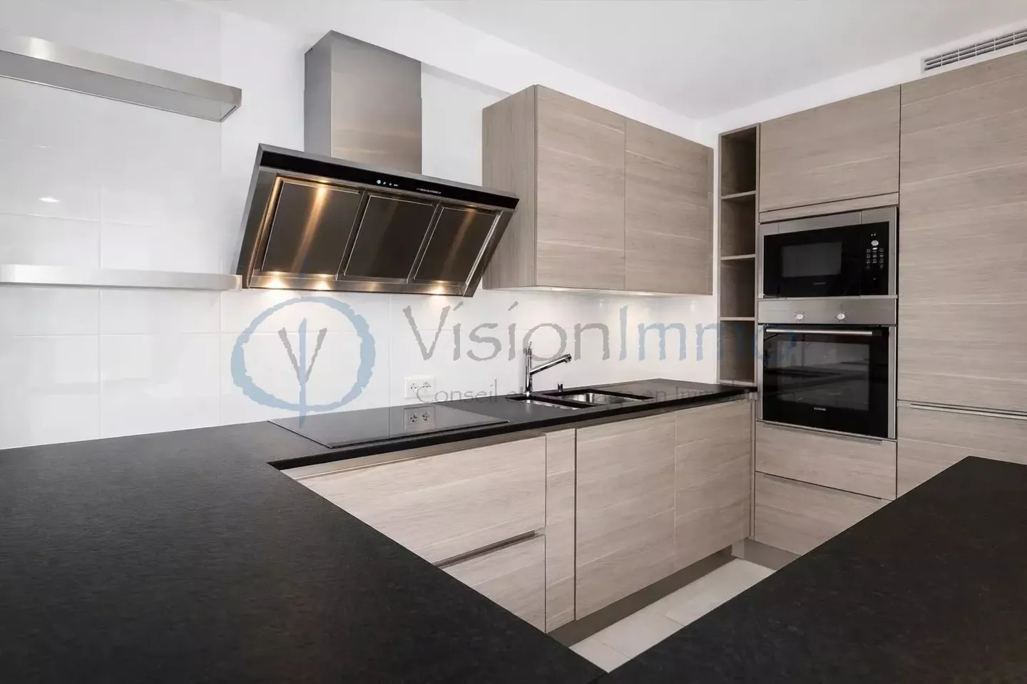 Appartement Charmant avec Terrasse - Photo 3 sur 4