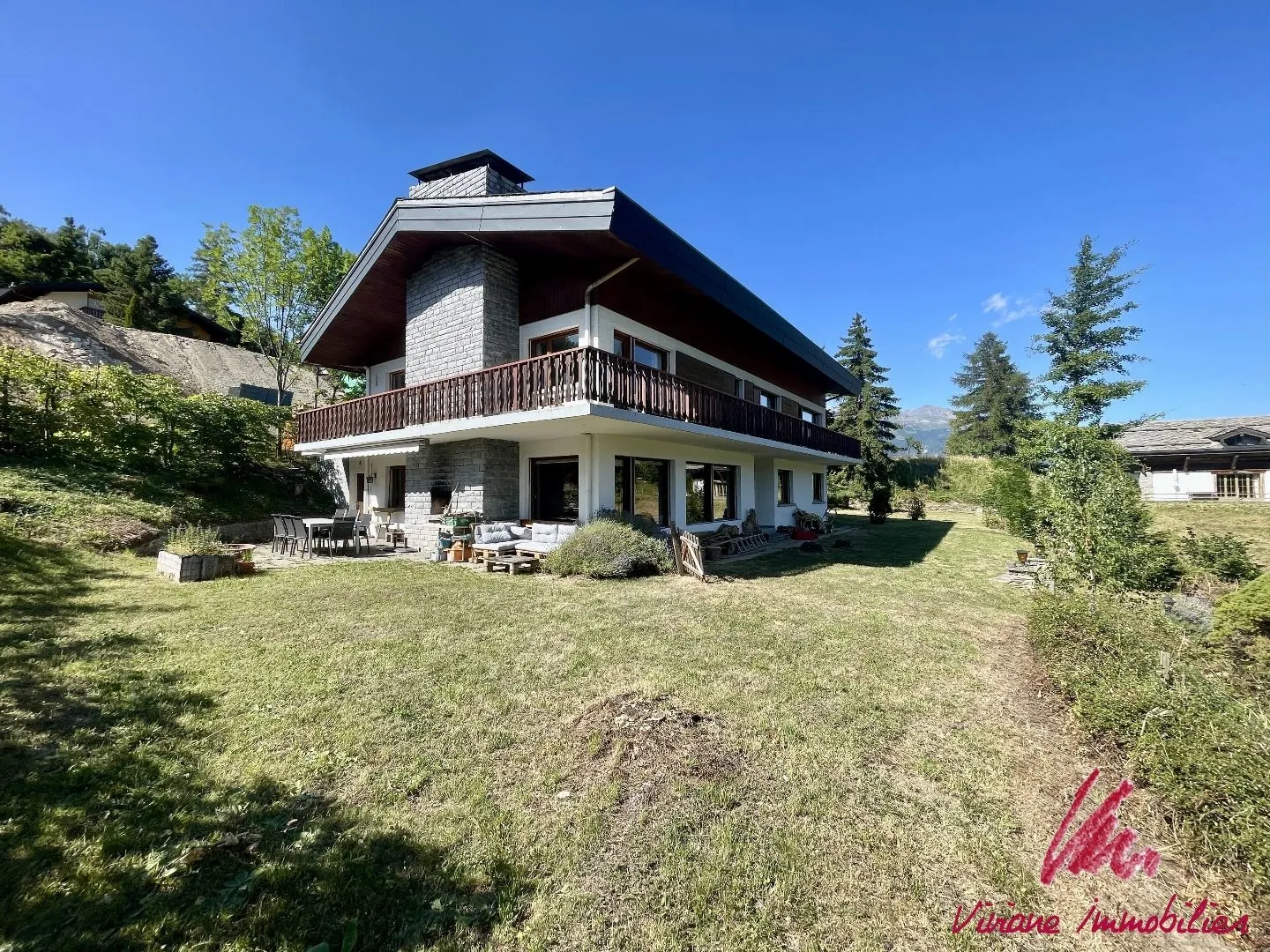 A pochi minuti da Crans-Montana, grande casa con 2 appartamenti su un ampio terreno - Foto 1 di 13