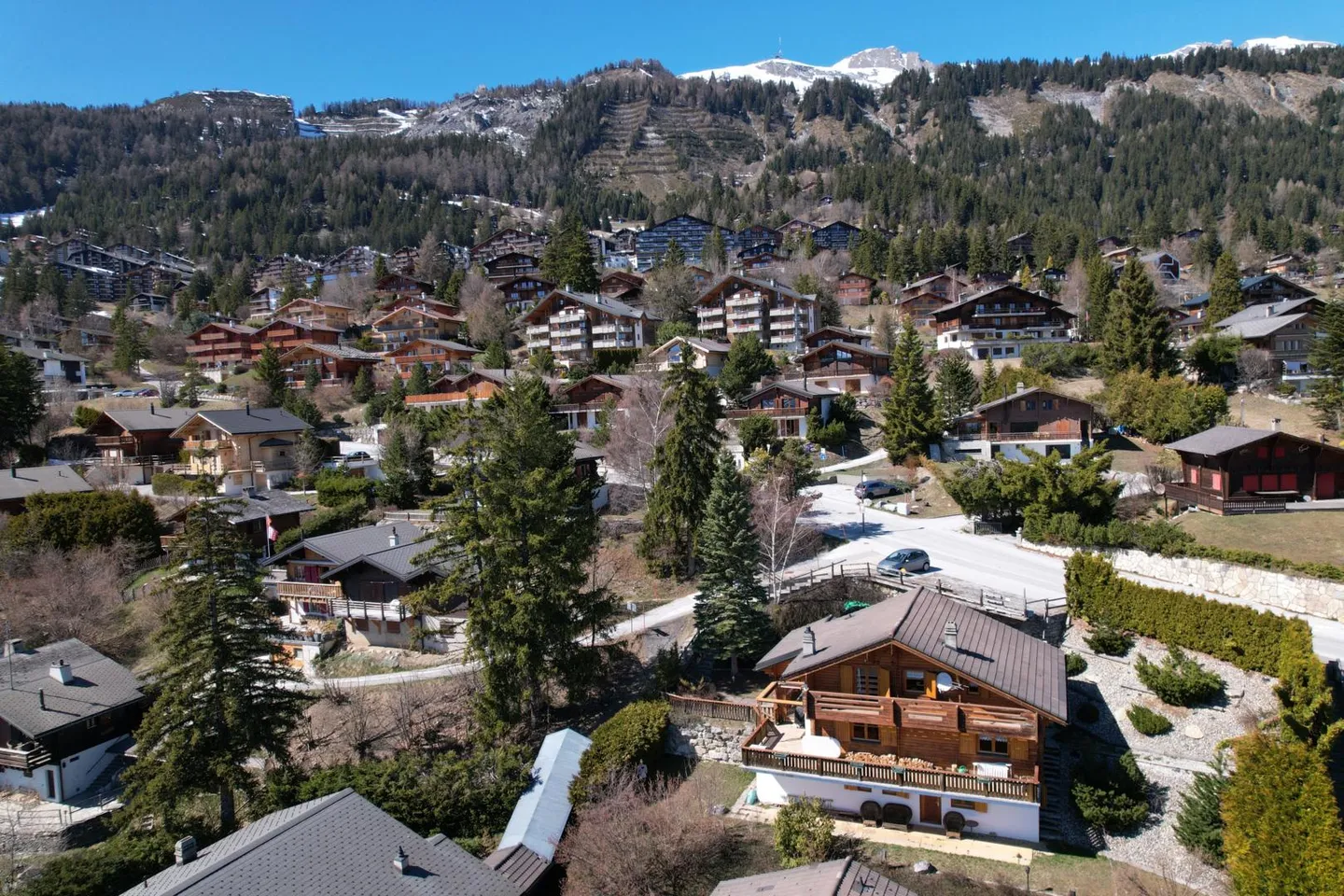 Grande chalet con vista molto bella in zona tranquilla vicino al centro - Foto 3 di 13