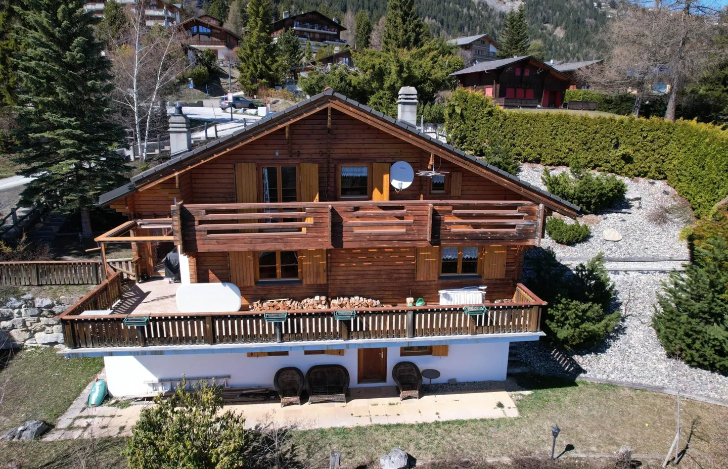 Grande chalet con vista molto bella in zona tranquilla vicino al centro - Foto 1 di 13