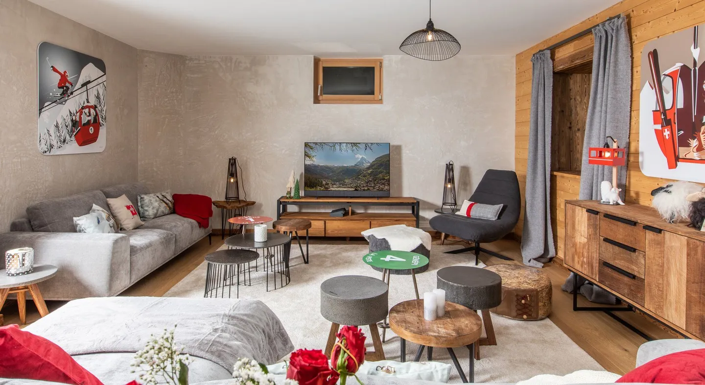 Eccezionale chalet di alta gamma in pietra e legno antico a due passi dal centro di Crans e dal golf - Foto 2 di 12