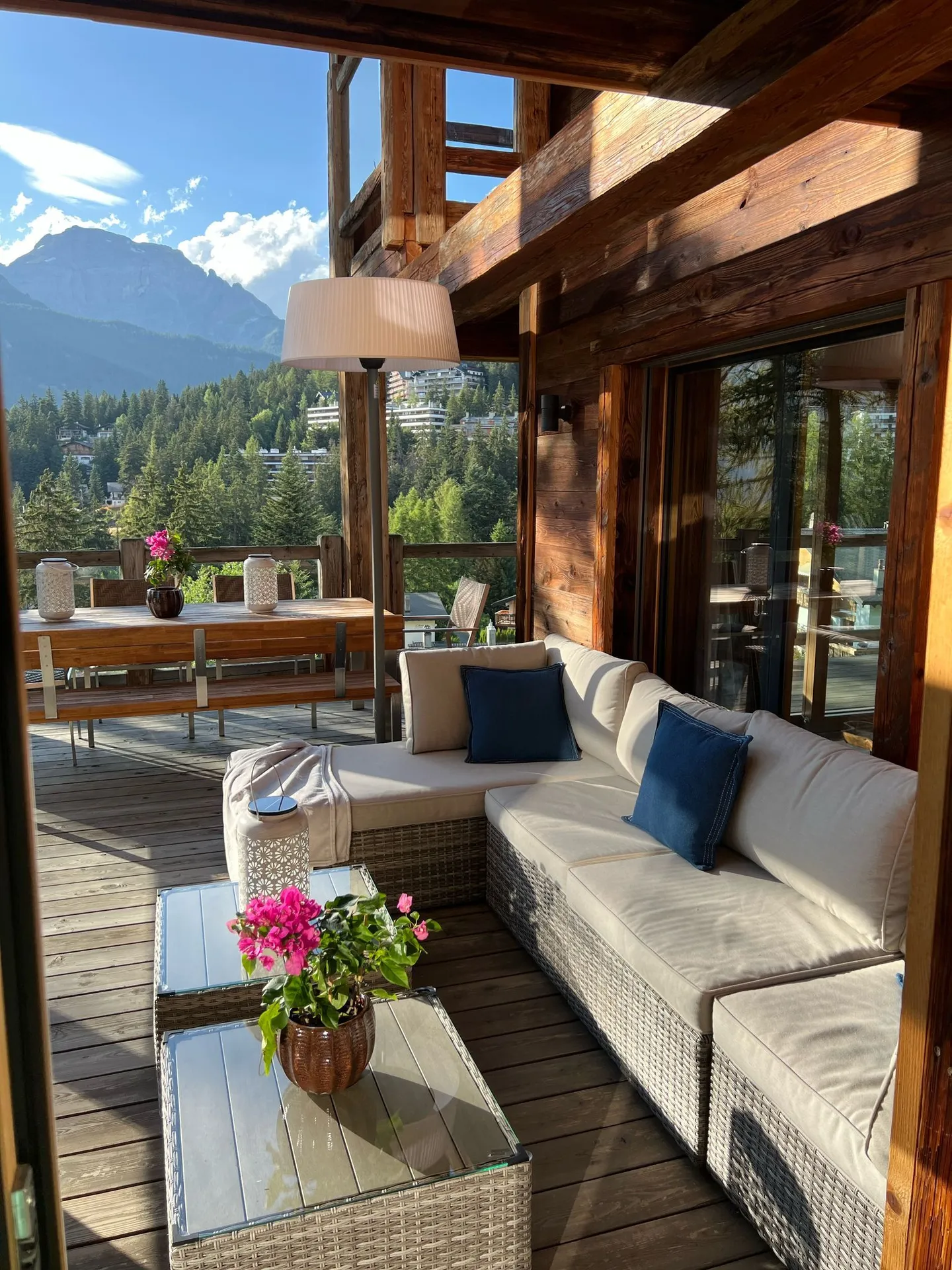 Eccezionale chalet di alta gamma in pietra e legno antico a due passi dal centro di Crans e dal golf - Foto 4 di 12