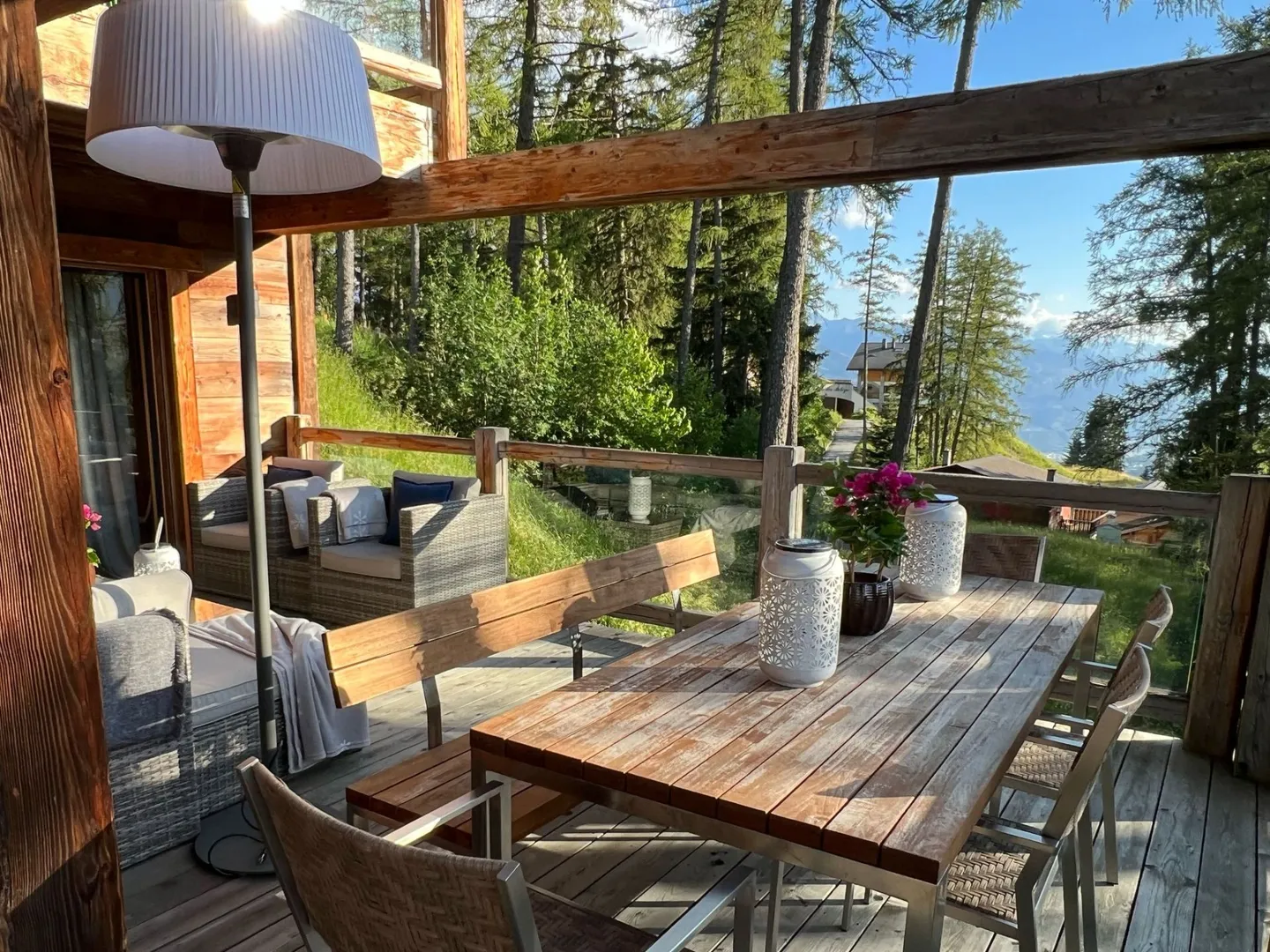 Eccezionale chalet di alta gamma in pietra e legno antico a due passi dal centro di Crans e dal golf - Foto 3 di 12
