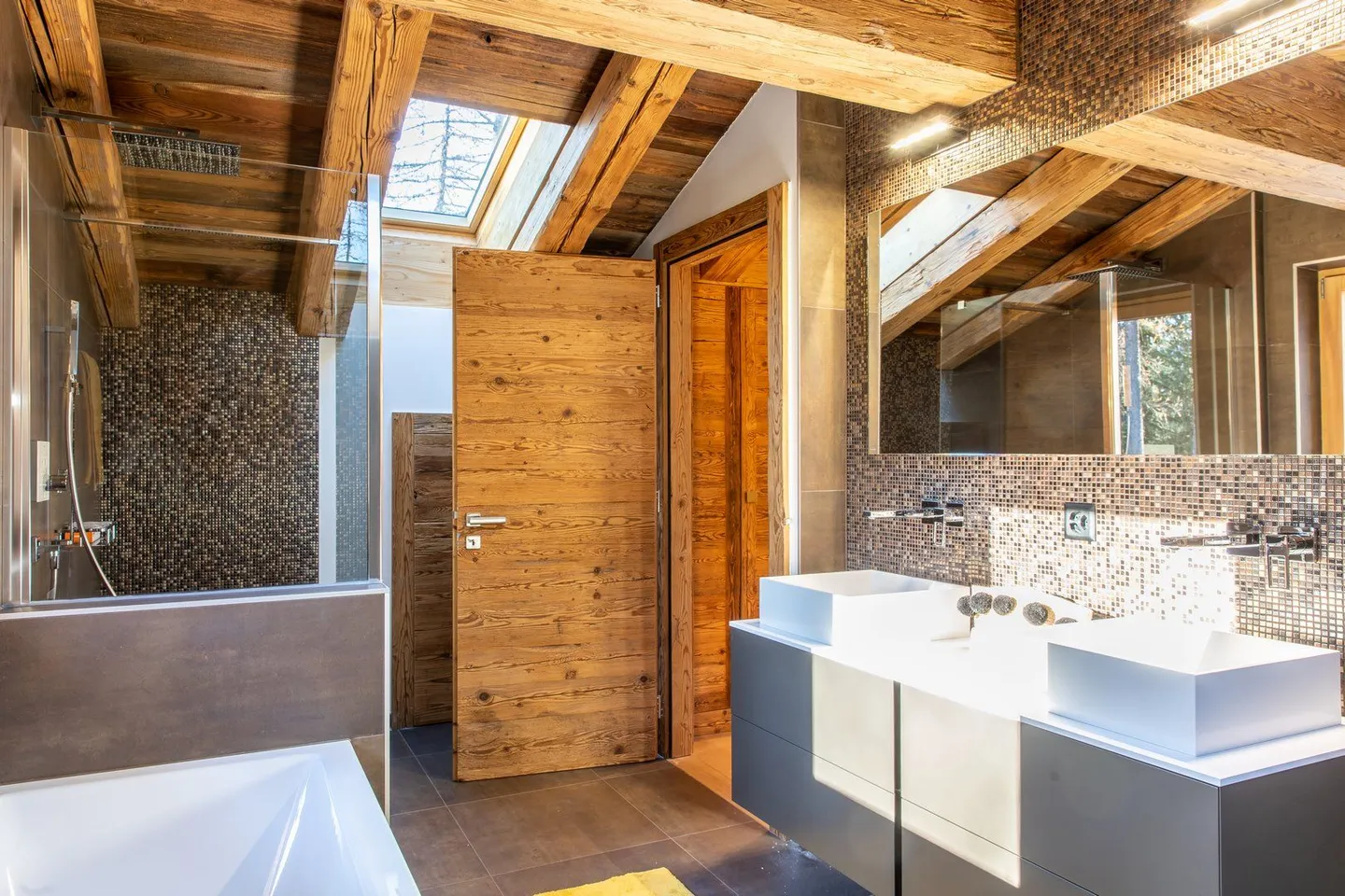 Eccezionale chalet di alta gamma in pietra e legno antico a due passi dal centro di Crans e dal golf - Foto 9 di 12