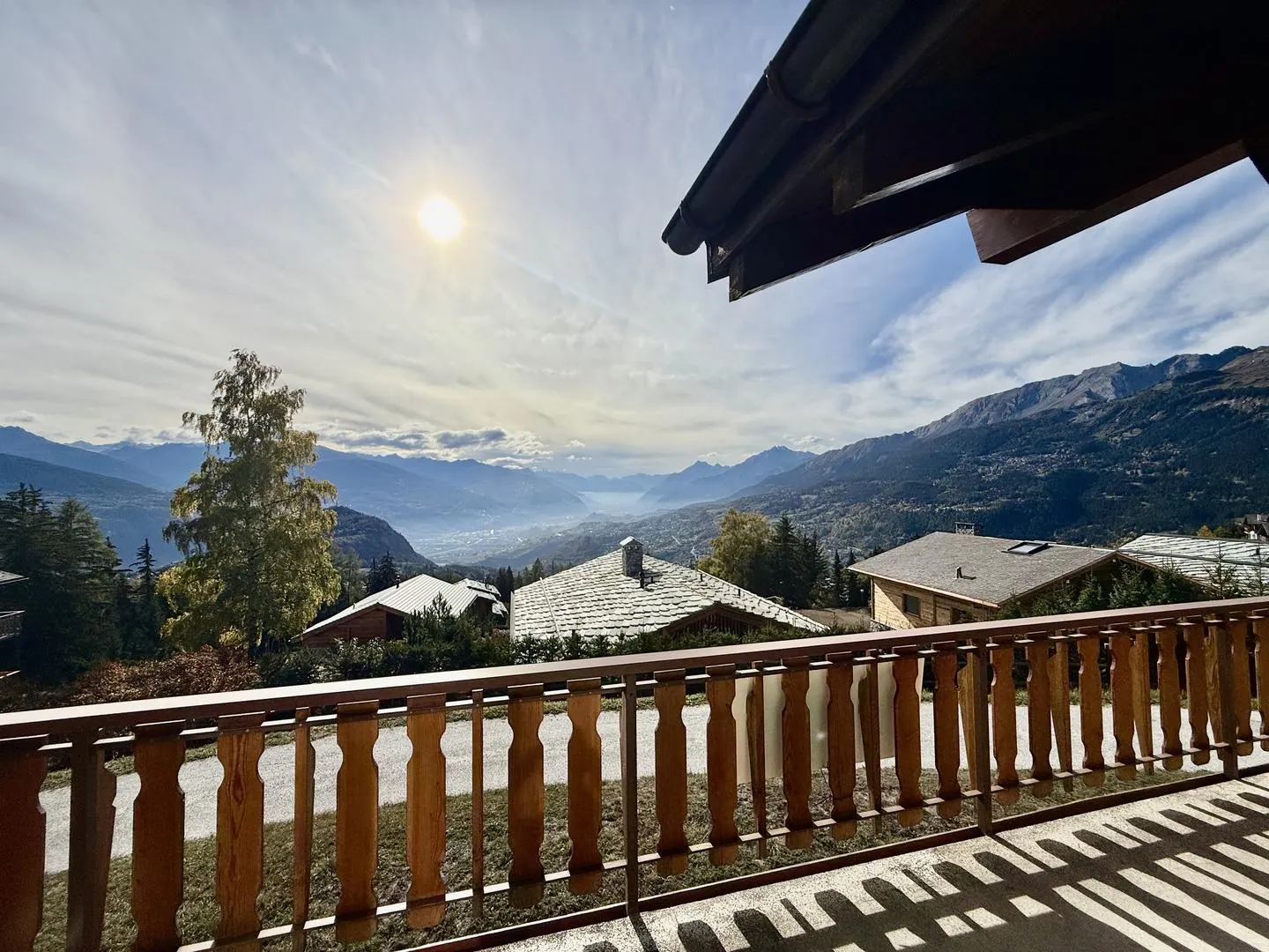 Grande chalet in un'oasi di pace alle porte di Crans-Montana - 2 appartamenti - Alto potenziale - Foto 3 di 11